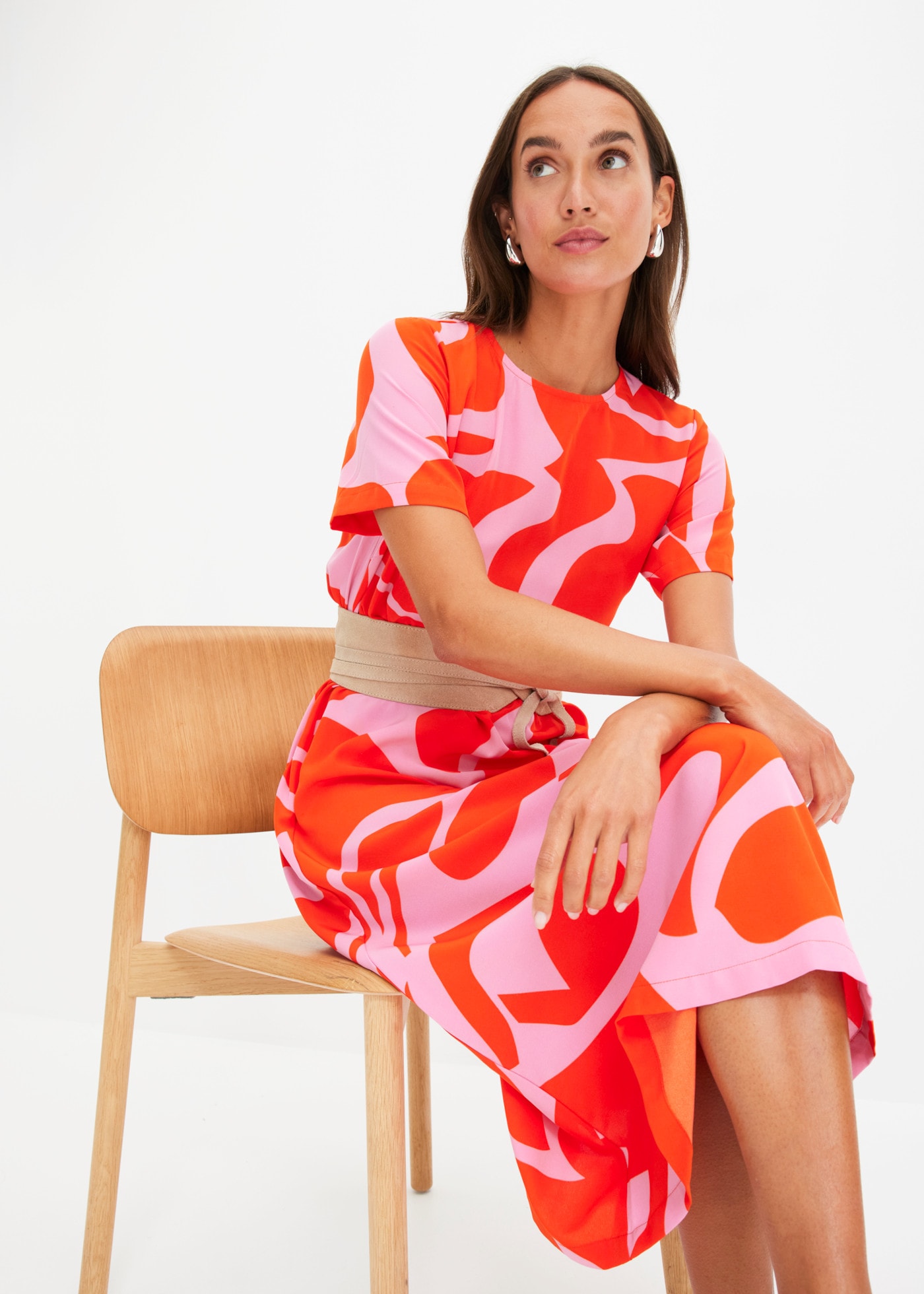 bonprix Midikleid mit modischem graphischem Print, ausgestellter Rock, Halbarm-Design