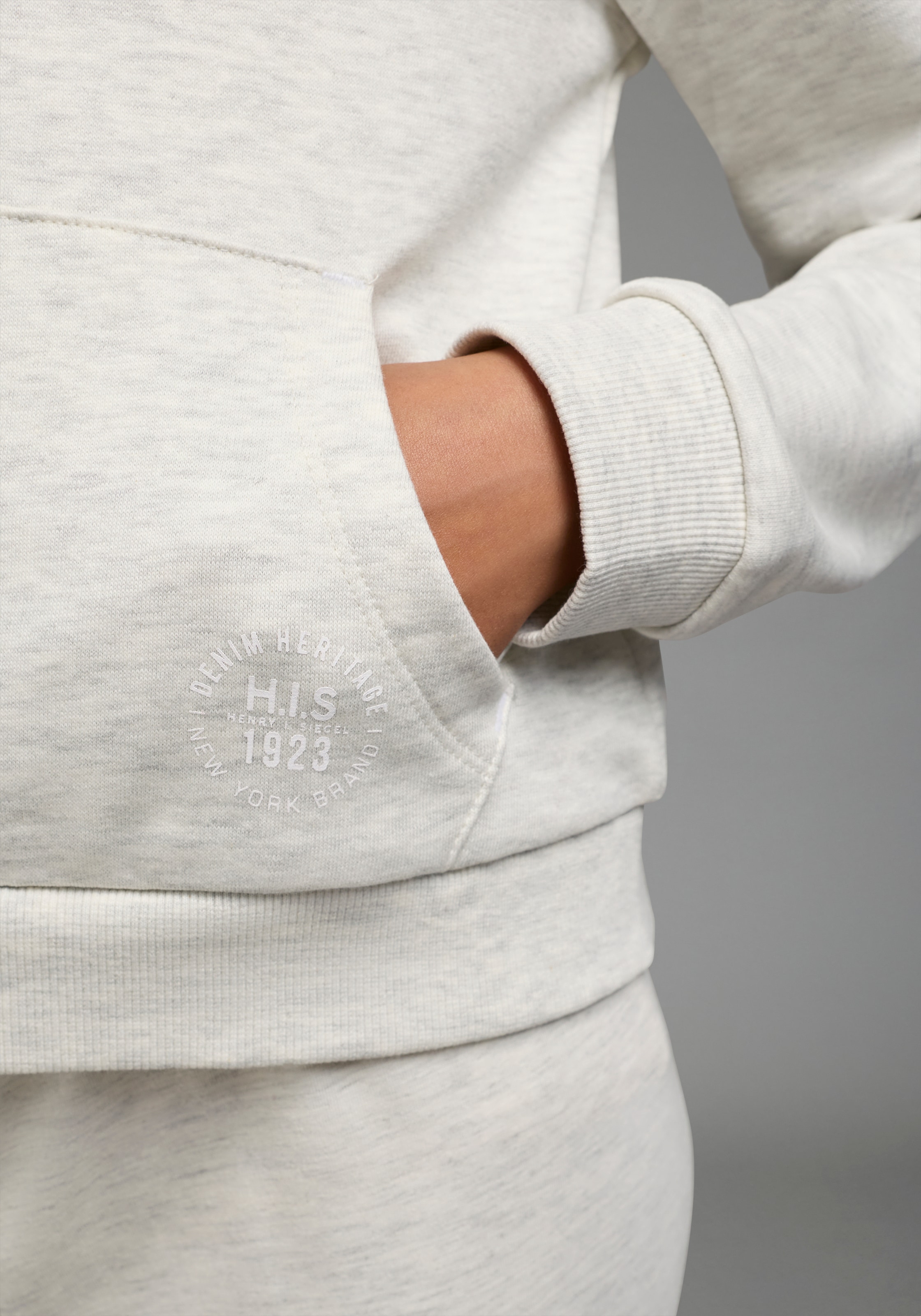 H.I.S Sweat à capuche »Kurzgeschnittene Sweatjacke mit H.I.S Logoprint für Mädchen« pour adolescents. Veste sweat courte à la mode avec fermeture éclair