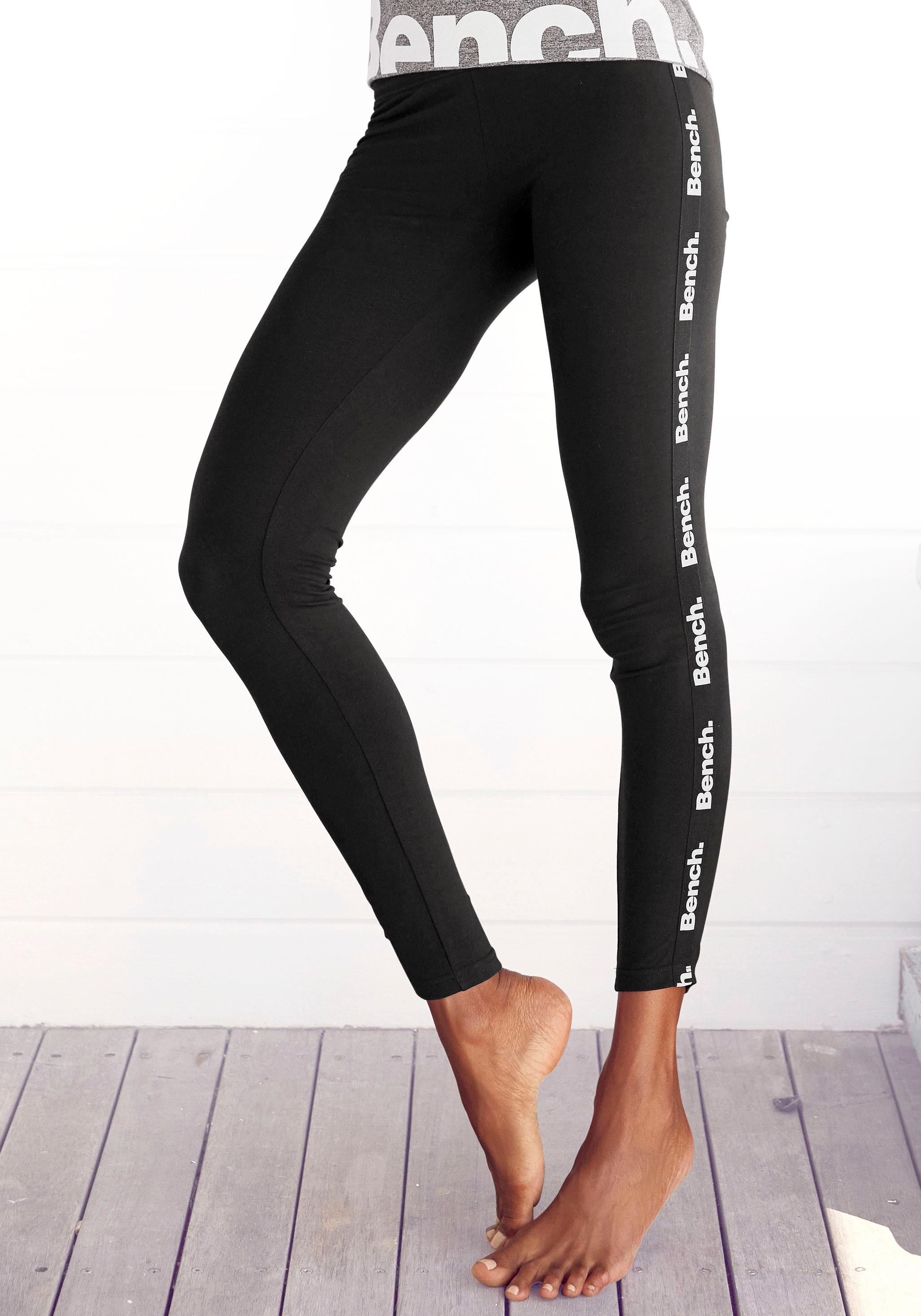 Image of Bench. Loungewear Leggings mit bedruckten Tapestreifen, Loungewear
