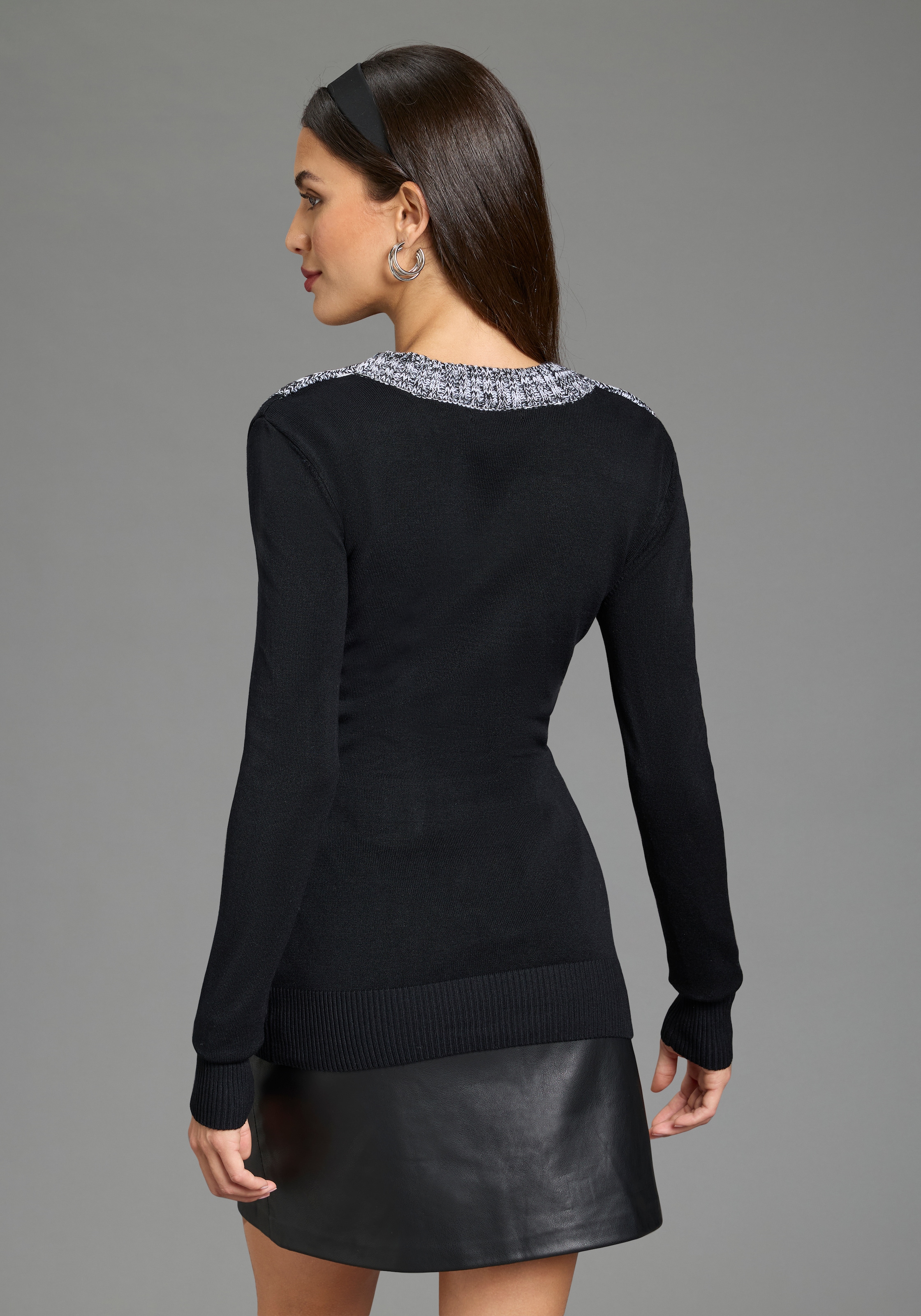 Melrose Pull en tricot avec col contrastant et boutons décoratifs
