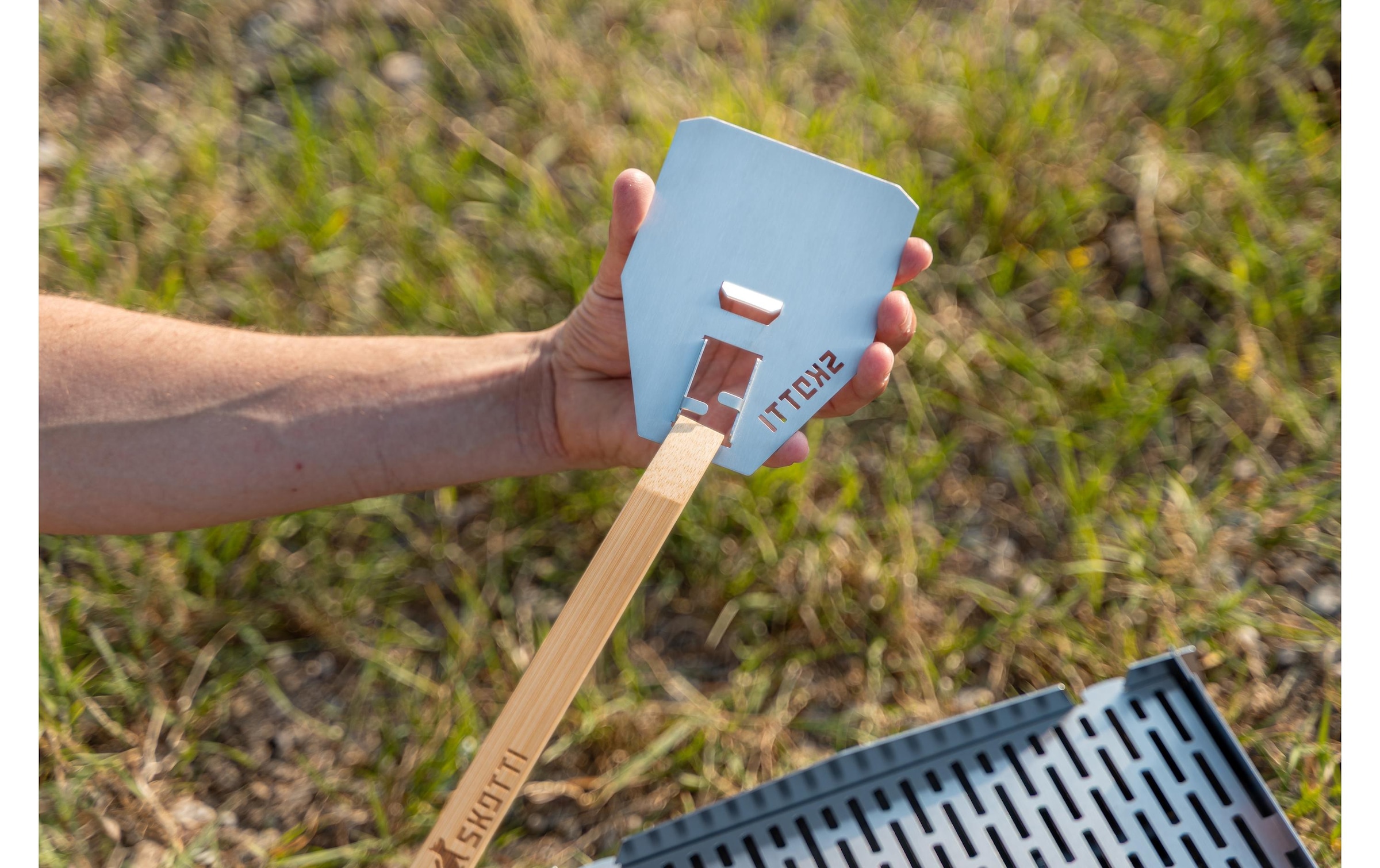   Spatule à barbecue »Skotti Flip« Edelstahl-Grillgutwender für unterwegs kompatibel mit SKOTTI Tongs