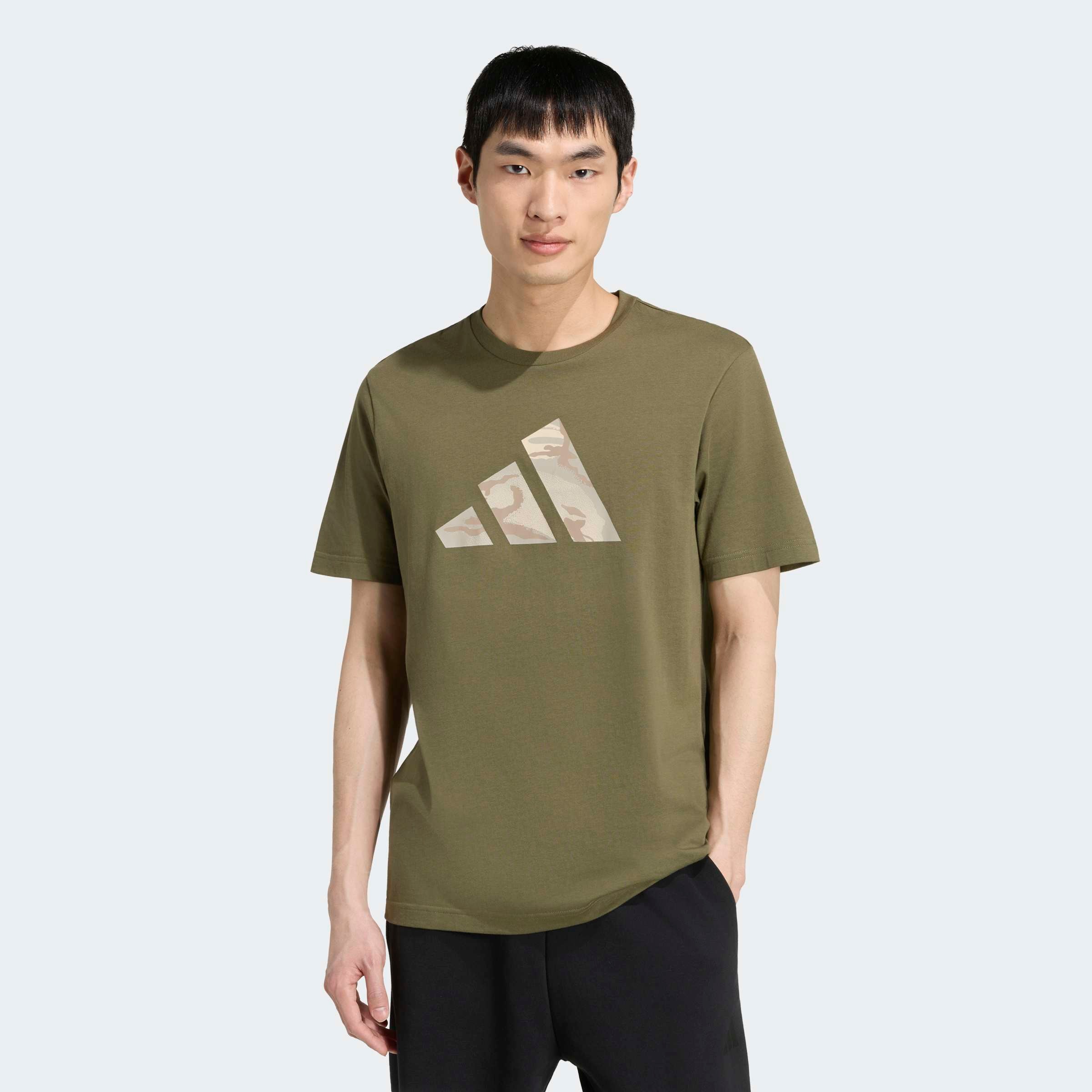 Image of adidas Sportswear T-Shirt "CAMO 3-BALKEN GRAFIK" mit Rundhalsausschnitt, ohne Verschluss, aus Baumwolle, normale Länge