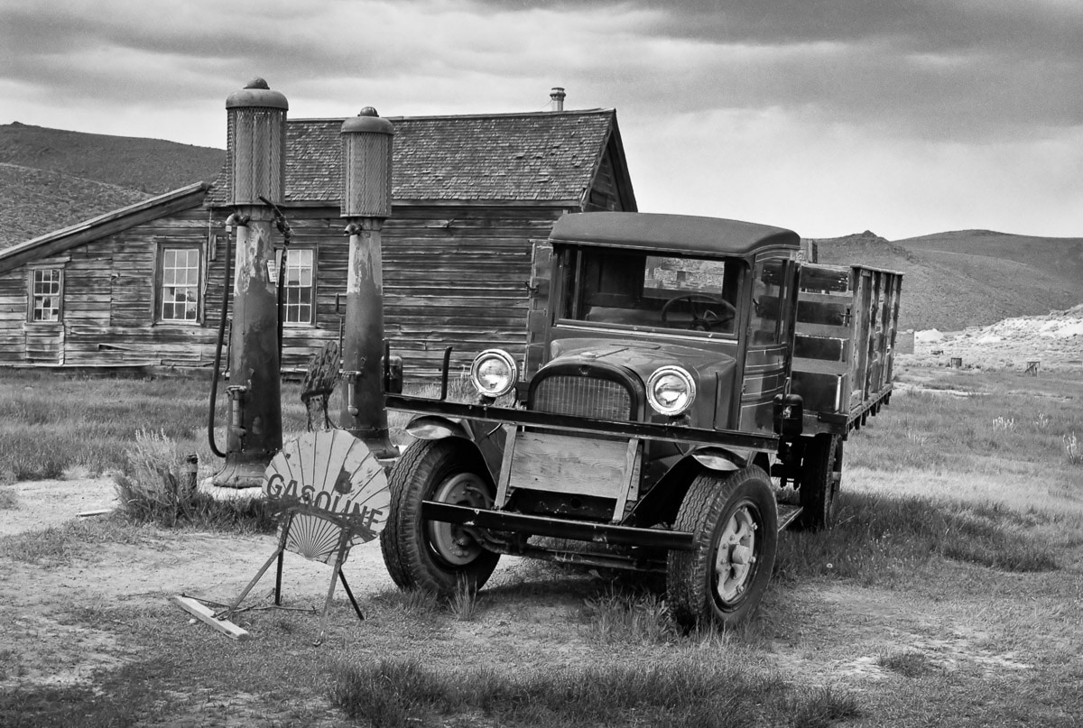 Image of Papermoon Fototapete "Altes Auto Schwarz & Weiss"