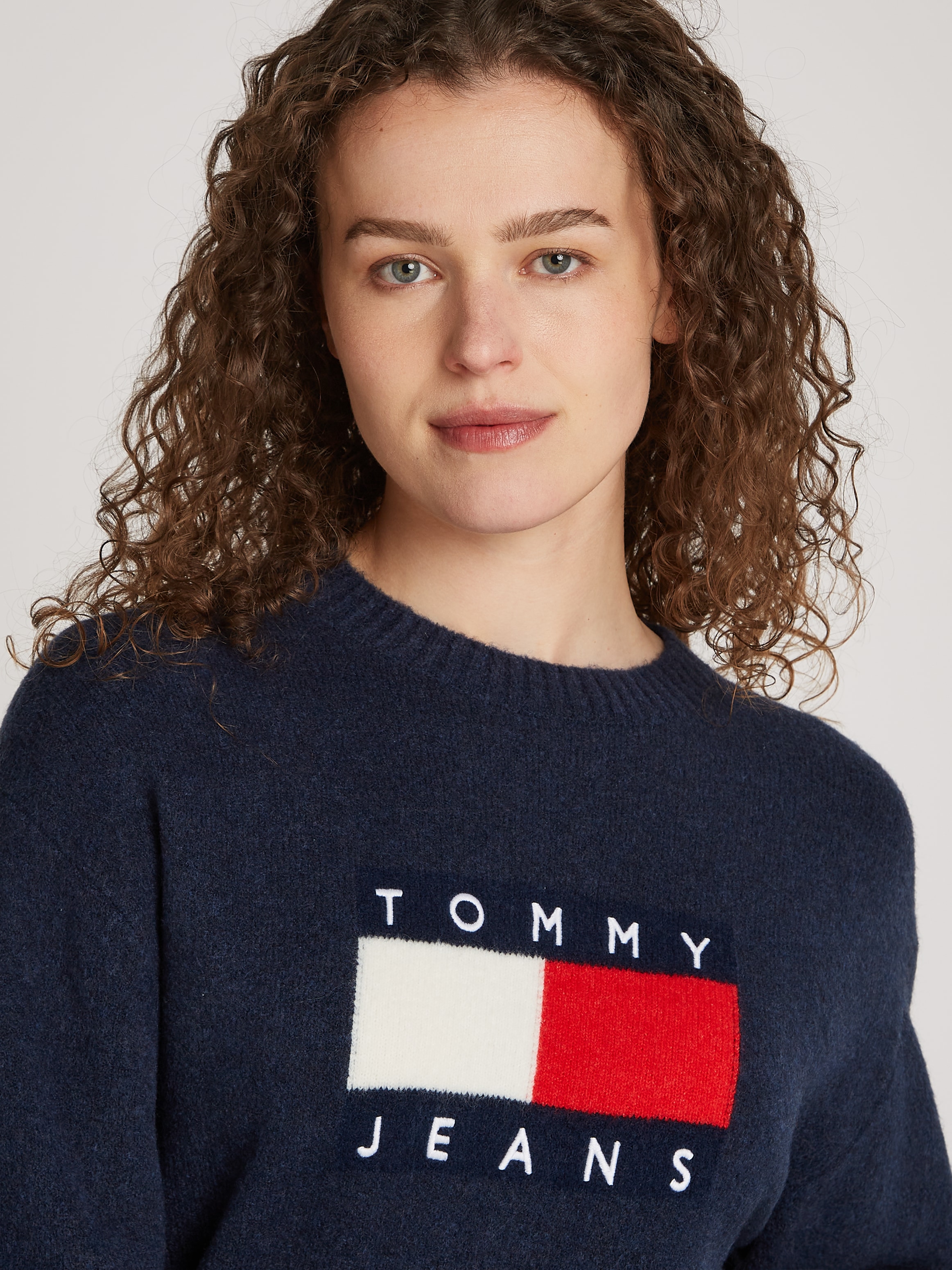 Tommy Jeans Curve Strickpullover »TJW MELANGE FLAG SWEATER EXT«, in Grossen Grössen, mit Wollanteil & Elasthan