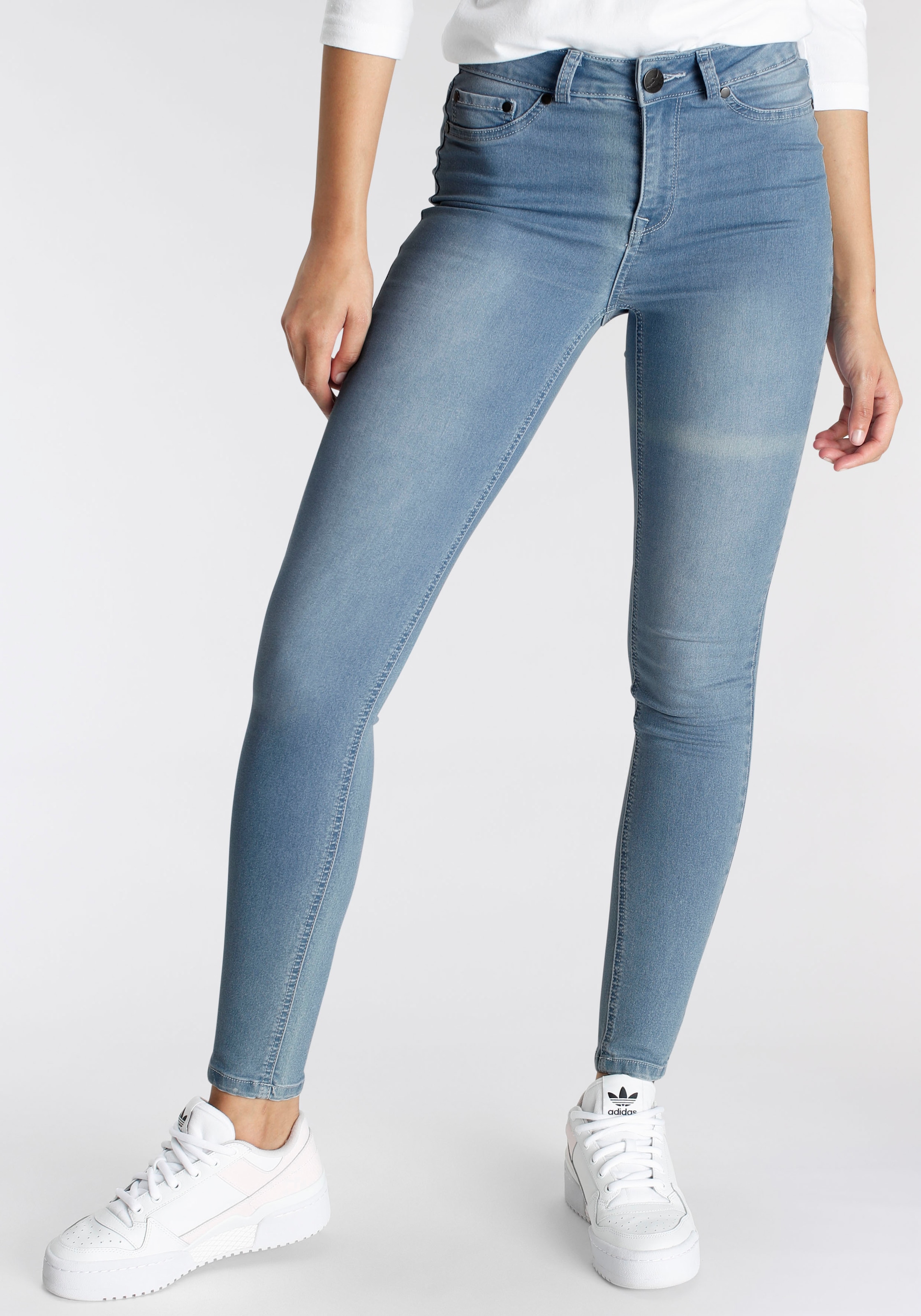 Arizona Skinny-fit-Jeans »Ultra Stretch«, extra-eng geschnittene Beinform, modische Used-Waschung