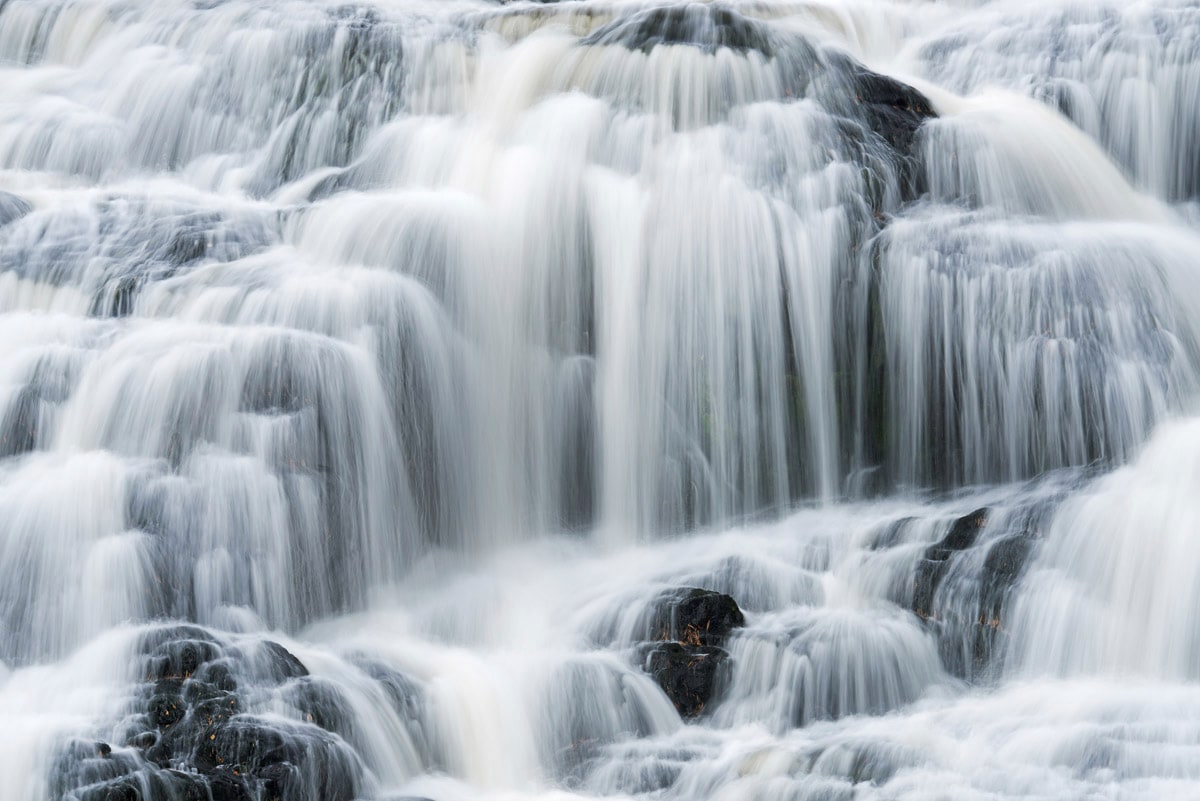 Image of Papermoon Fototapete "Bond Falls schwarz & weiss"