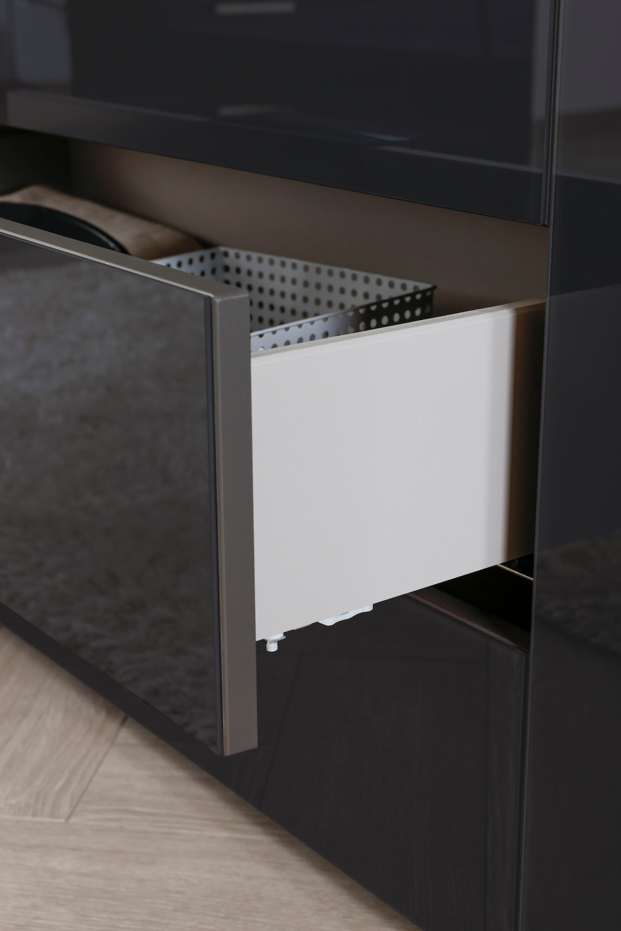 rauch Schubkastenkommode »Kommode Türkommode Sideboard Kombikommode FLIPP mit Glasfront« Breite 160/180 cm mit 4 Einlegeböden,  2-trg mit 5 Schubladen und Soft-Close, 2 Breiten MADE IN GERMANY