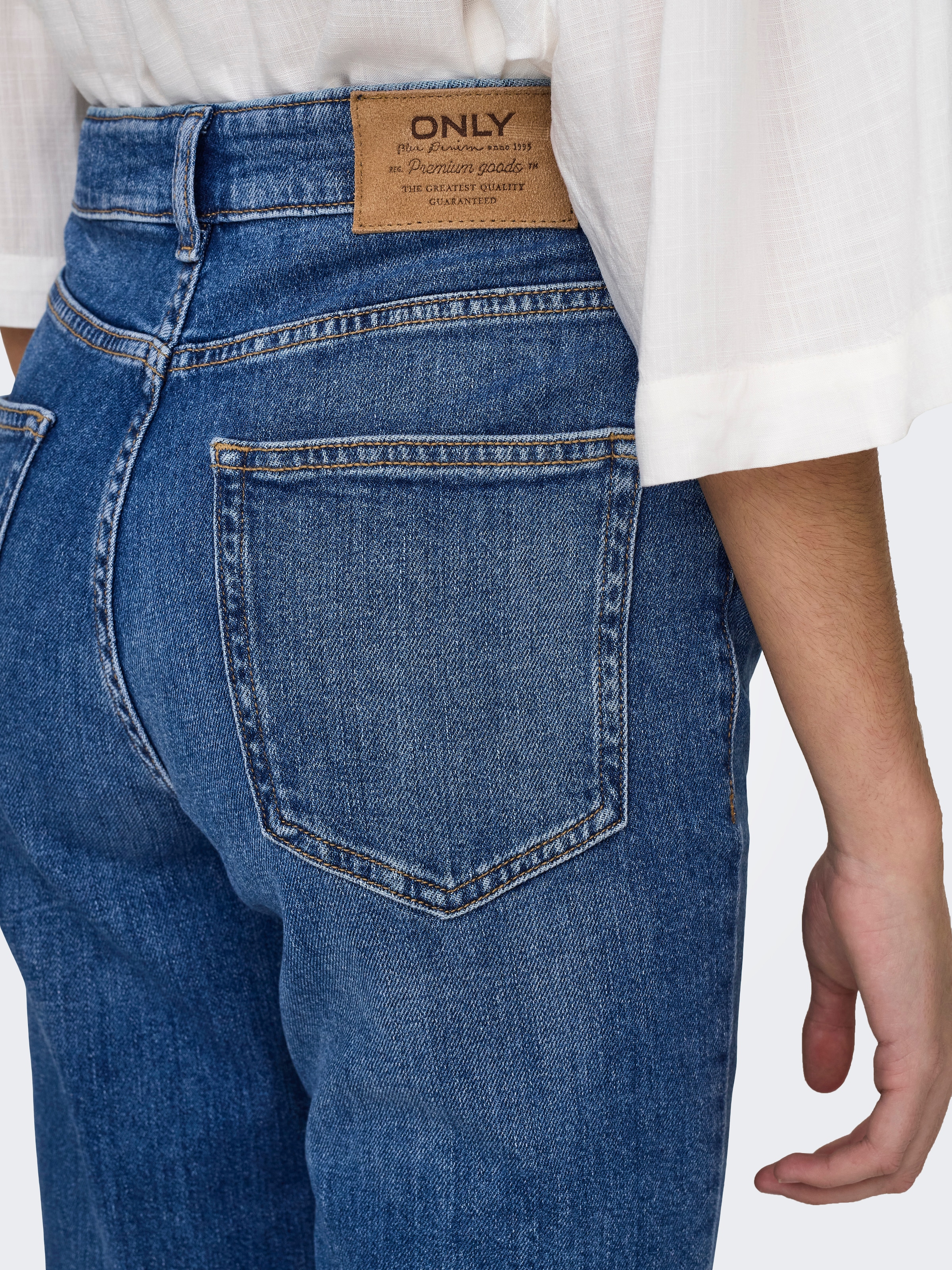 ONLY Bootcut-Jeans »ONLEVERLY MW SWEET FLARED DNM CRO187«, (Flared Jeans, Schlagjeans, ausgestellte Beinform, normale Leibhöhe), Baumwollmischung mit Stretch sorgt für ein angenehmes Tragegefühl