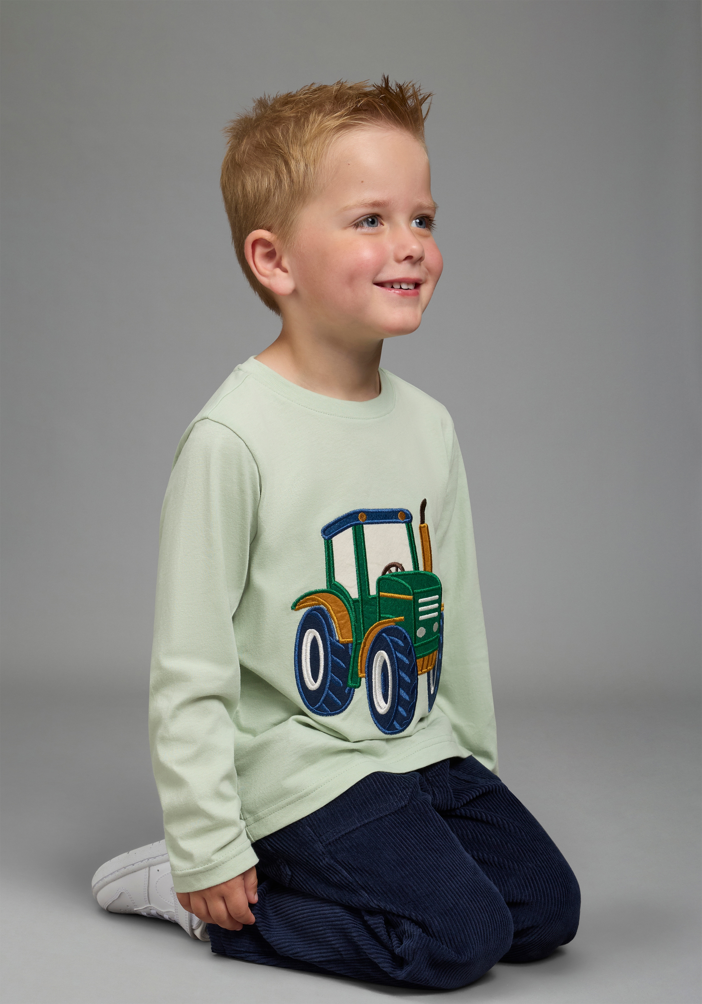 KIDSWORLD T-shirt à manches longues »Shirt mit grosser Traktor Frottee-Applikation« coupe basique longueur hanches, manches longues, style mode