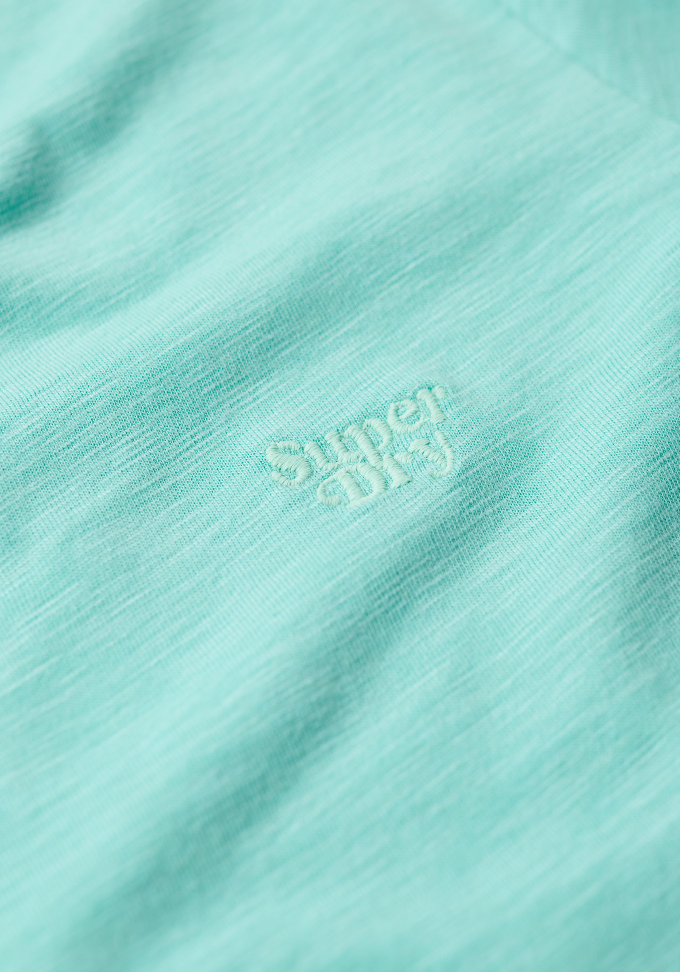 Superdry V-Shirt »STUDIOS SLUB EMB VEE TEE«, strukturiertes T-Shirt mit V-Ausschnitt und Stickerei