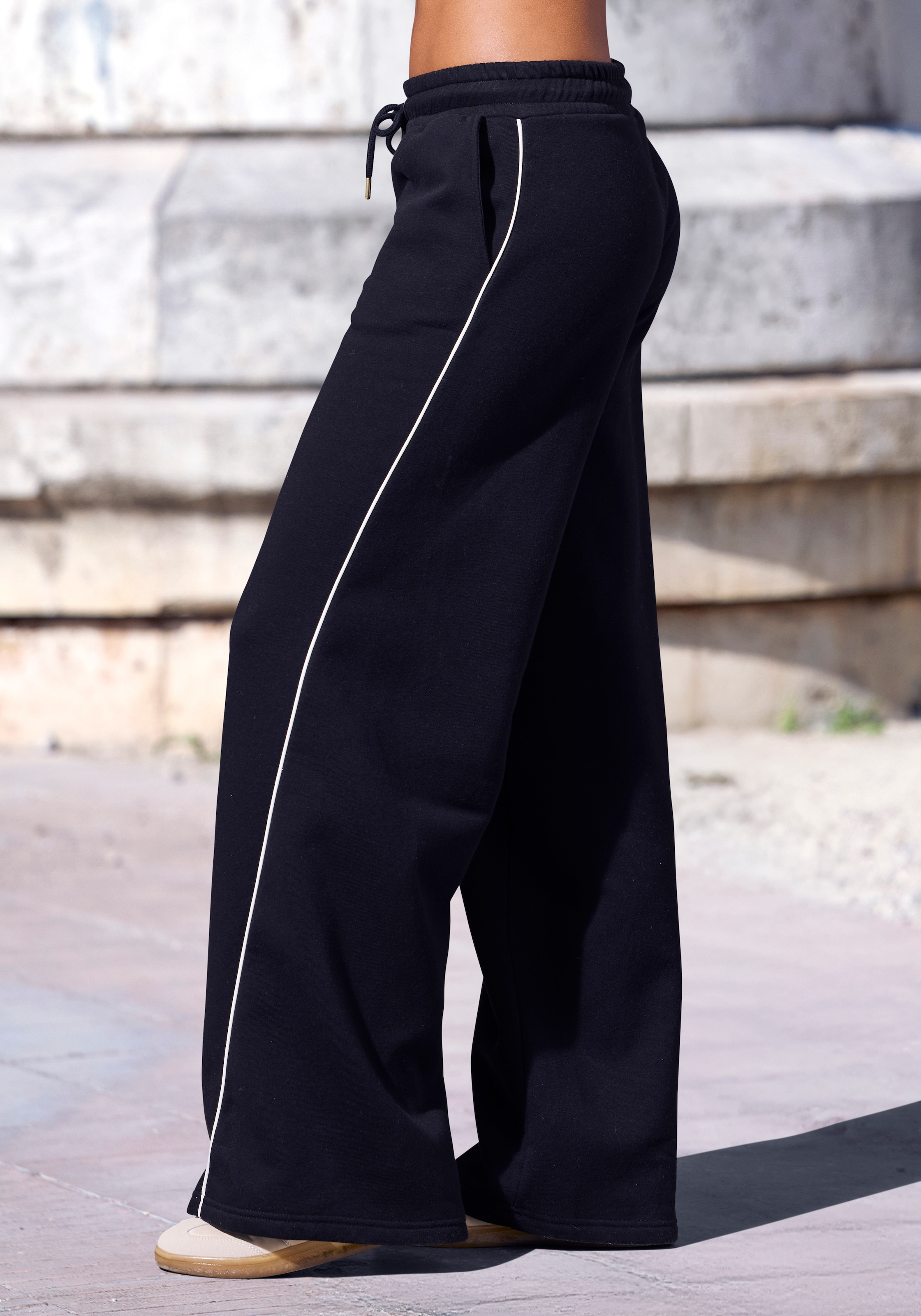 Buffalo Pantalon sweat »Relaxhose«  avec jambe largement évasée et piping, vêtements d'intérieur et de détente