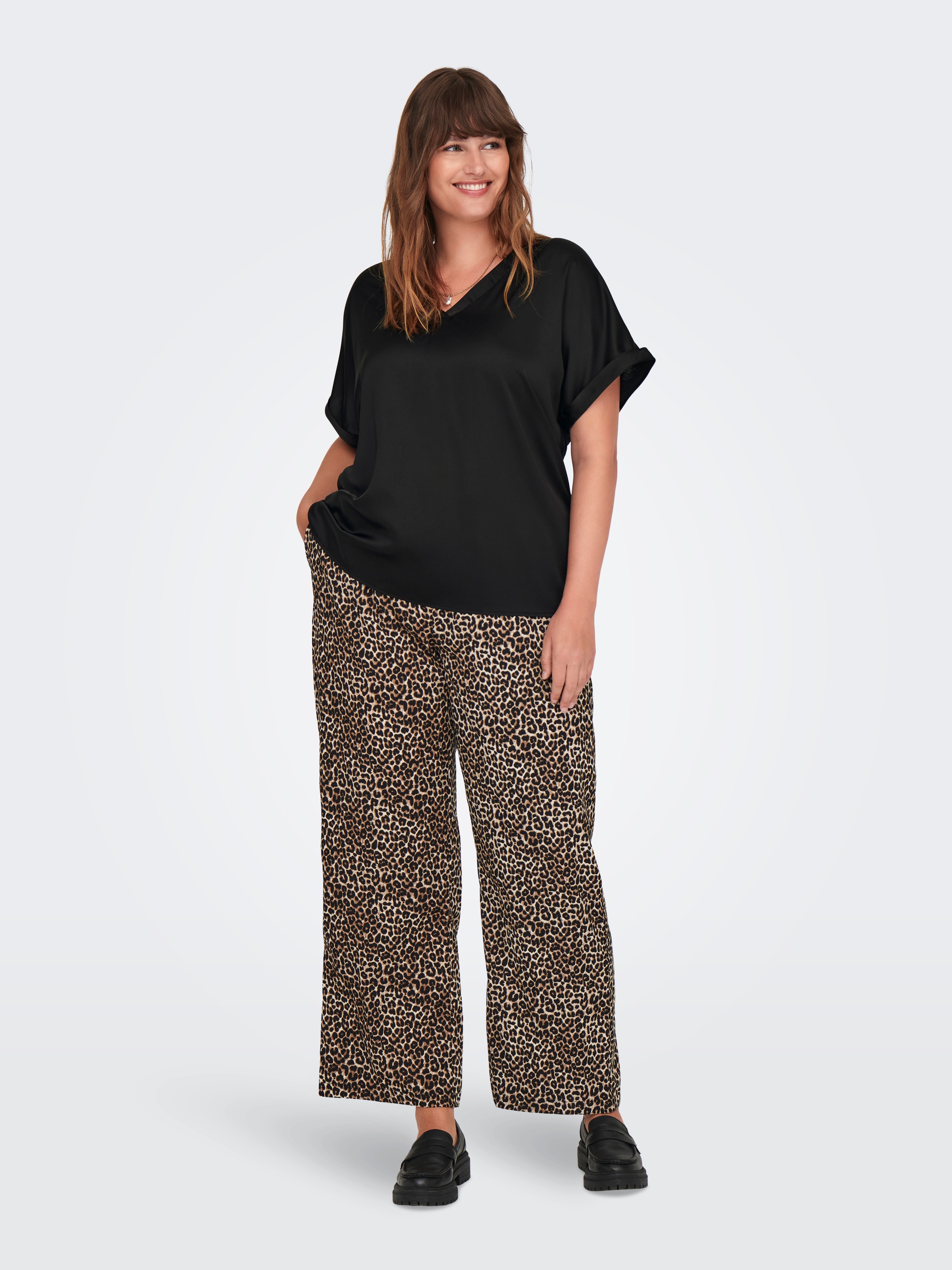 ONLY CARMAKOMA Kurzarmshirt »CARBRYNJA LIFE S/S IN-ONE TOP WVN«, in glänzender Optik