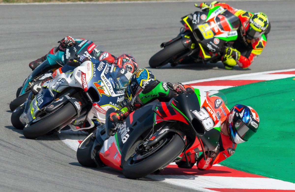 Image of Papermoon Fototapete »BARCELONA MOTOGP-BRADLEY SMITH 500 CMÃ‚³ MOTORRAD WM XXL«, Vliestapete, hochwertiger Digitaldruck, inklusive Kleister bei Ackermann Versand Schweiz