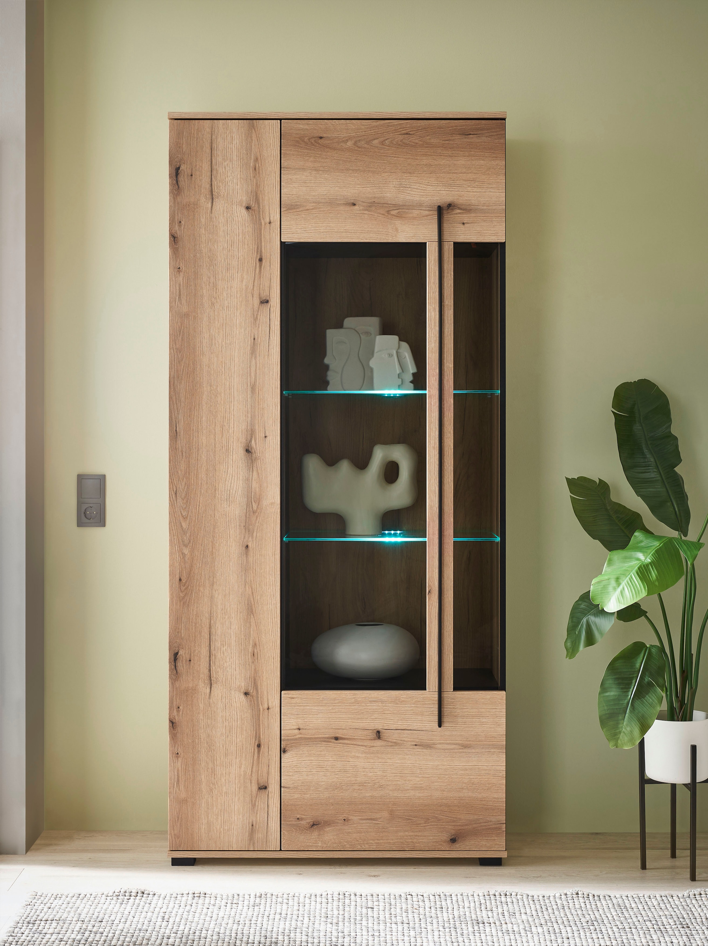 INOSIGN Vitrine »Cantara, Vitrinenschrank in Eiche Evoke oder weiss, Standvitrine«, schwarzer Stangengriff, ausreichend Stauraum, vielseitig einsetzbar