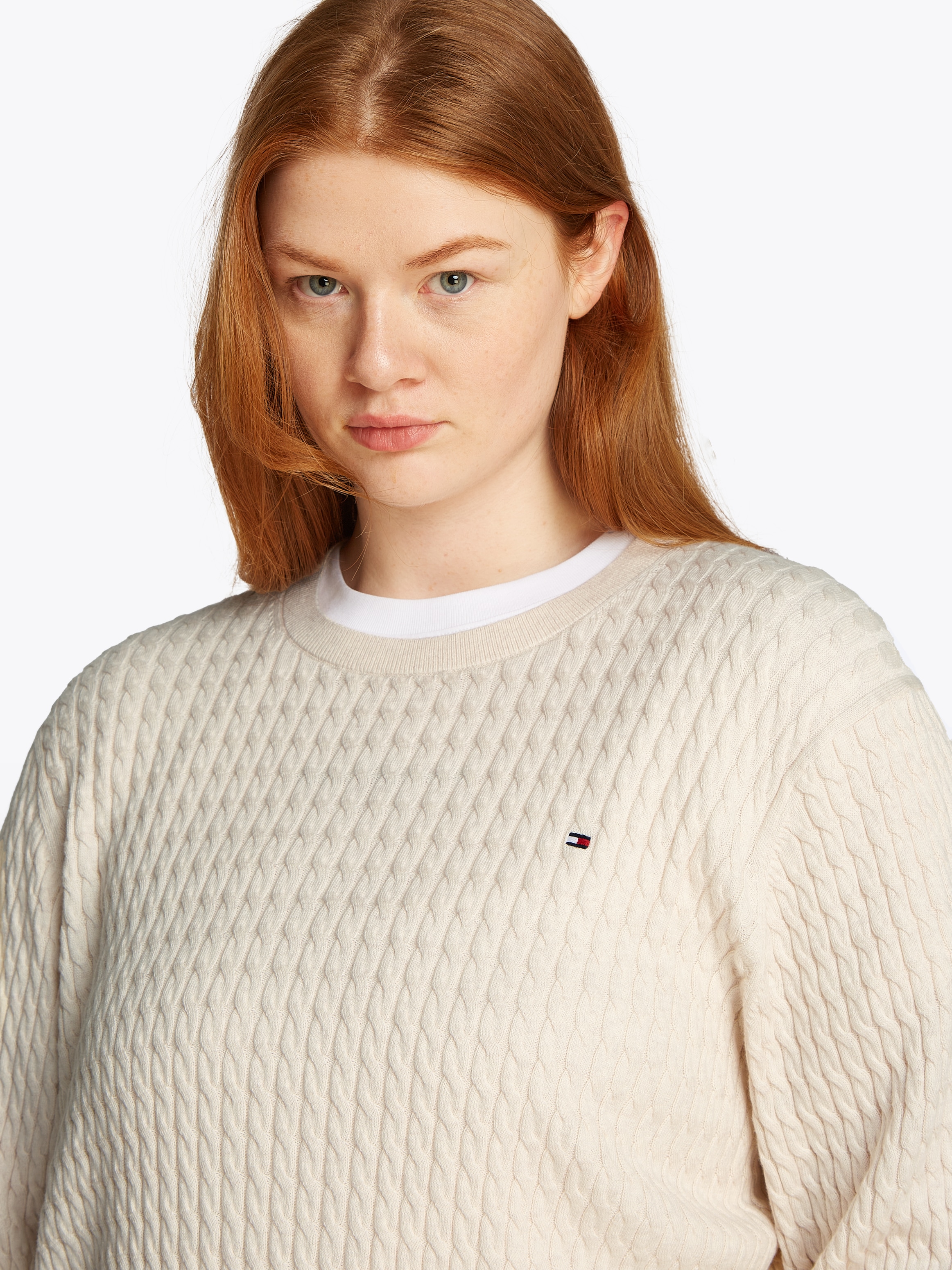 Tommy Hilfiger Curve Rundhalspullover »CRV CO CABLE C-NK LS SWEATER«, in Grossen Grössen, Zopfmuster, Logostickerei
