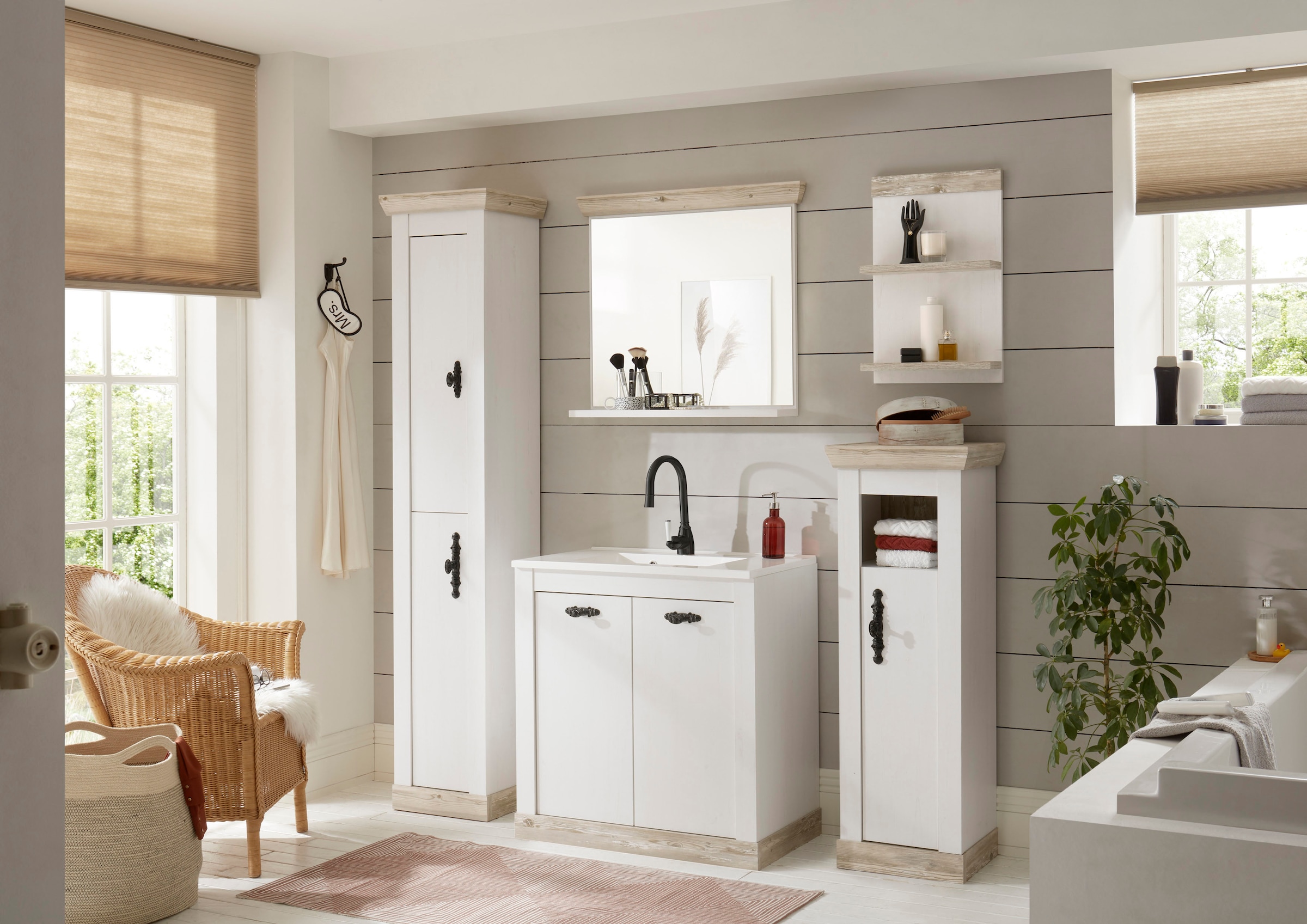 Home affaire Badmöbel-Set »Florenz, Bad im Landhausstil, 5-teiliges Badezimmer«, (5 St.), Waschtisch, Schränke, Wandregal und Spiegel, in Pinie Weiss, Stauraum