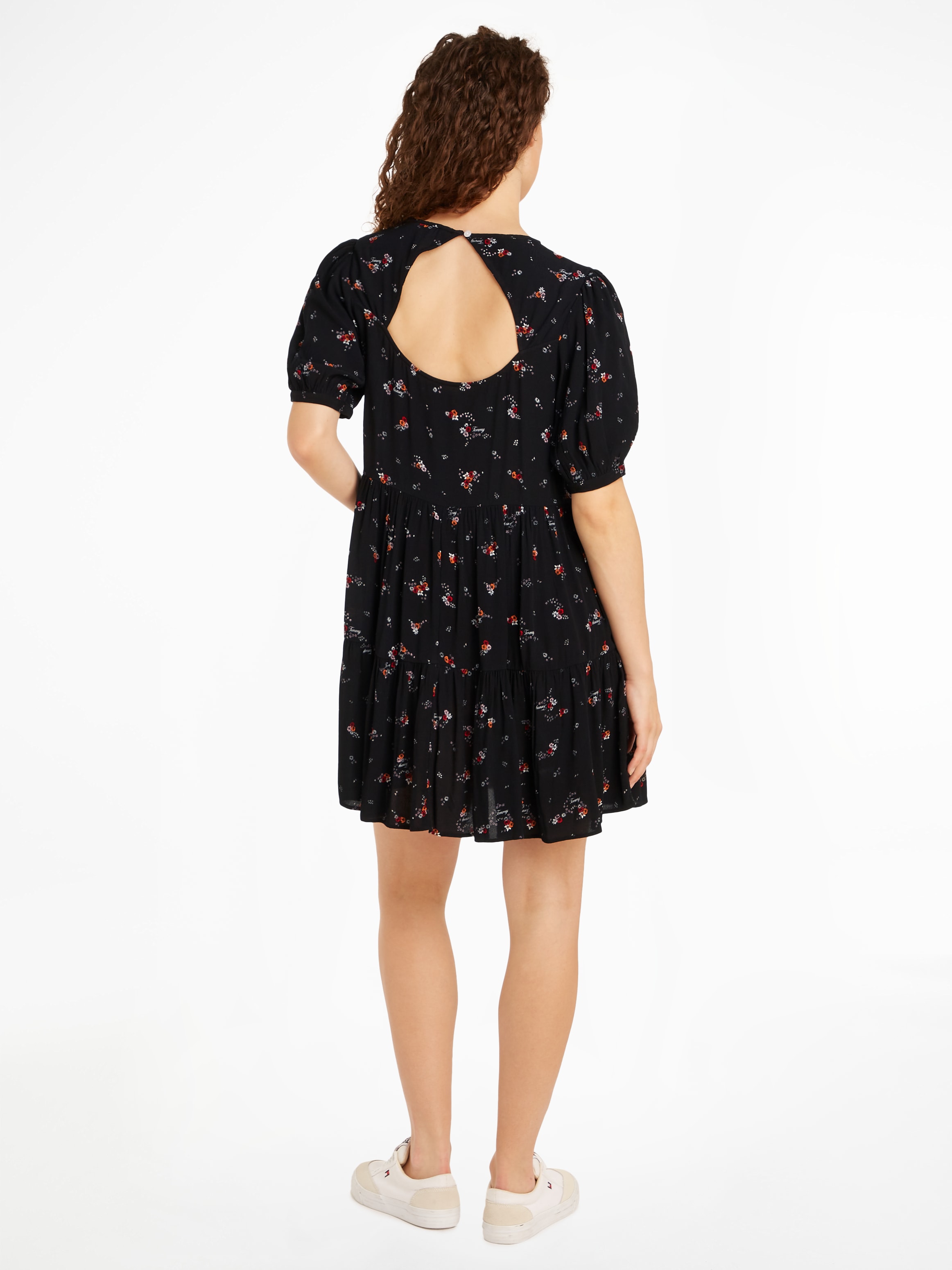 Tommy Jeans Curve Blusenkleid »TJW BLACK FLORAL TIERD DRESS EXT«, Grosse Grössen