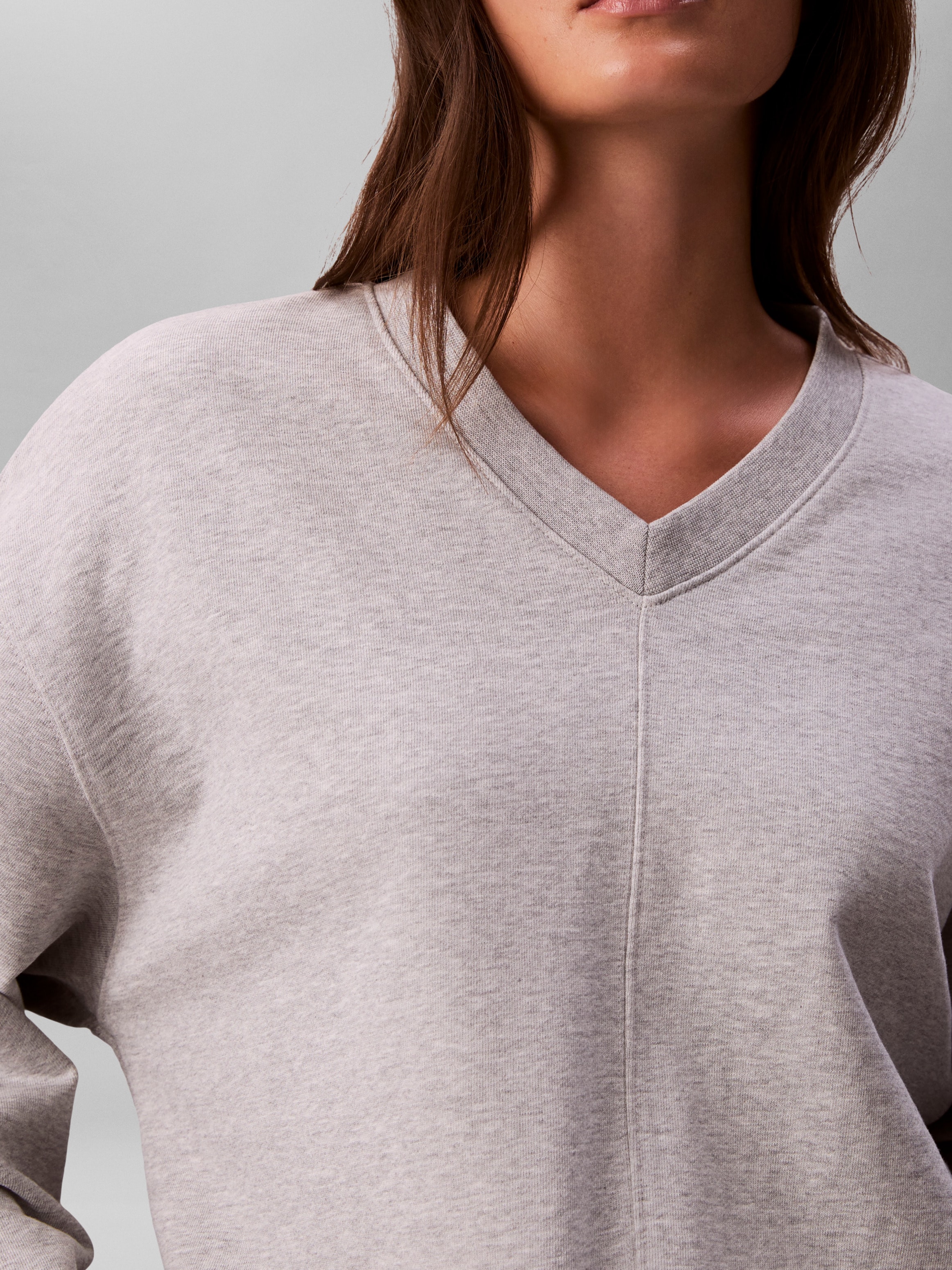 Calvin Klein Jeans Sweatshirt »LS TERRY WOVEN LABEL VNK SWEATSH«, Regular fit mit V-Ausschnitt
