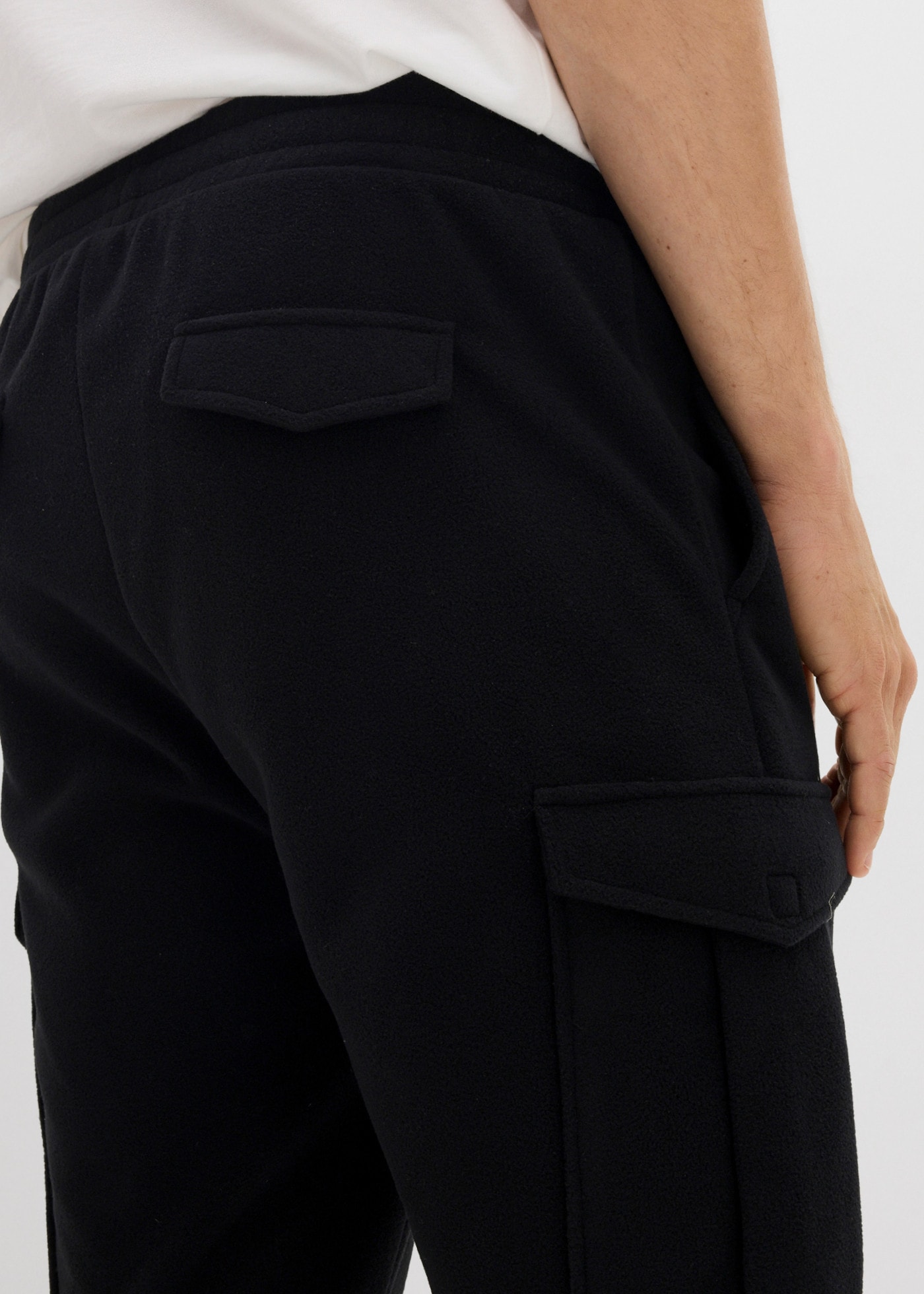 bonprix Pantalon de jogging  qualité agréable et douce, coupe Regular, style décontracté, en polyester