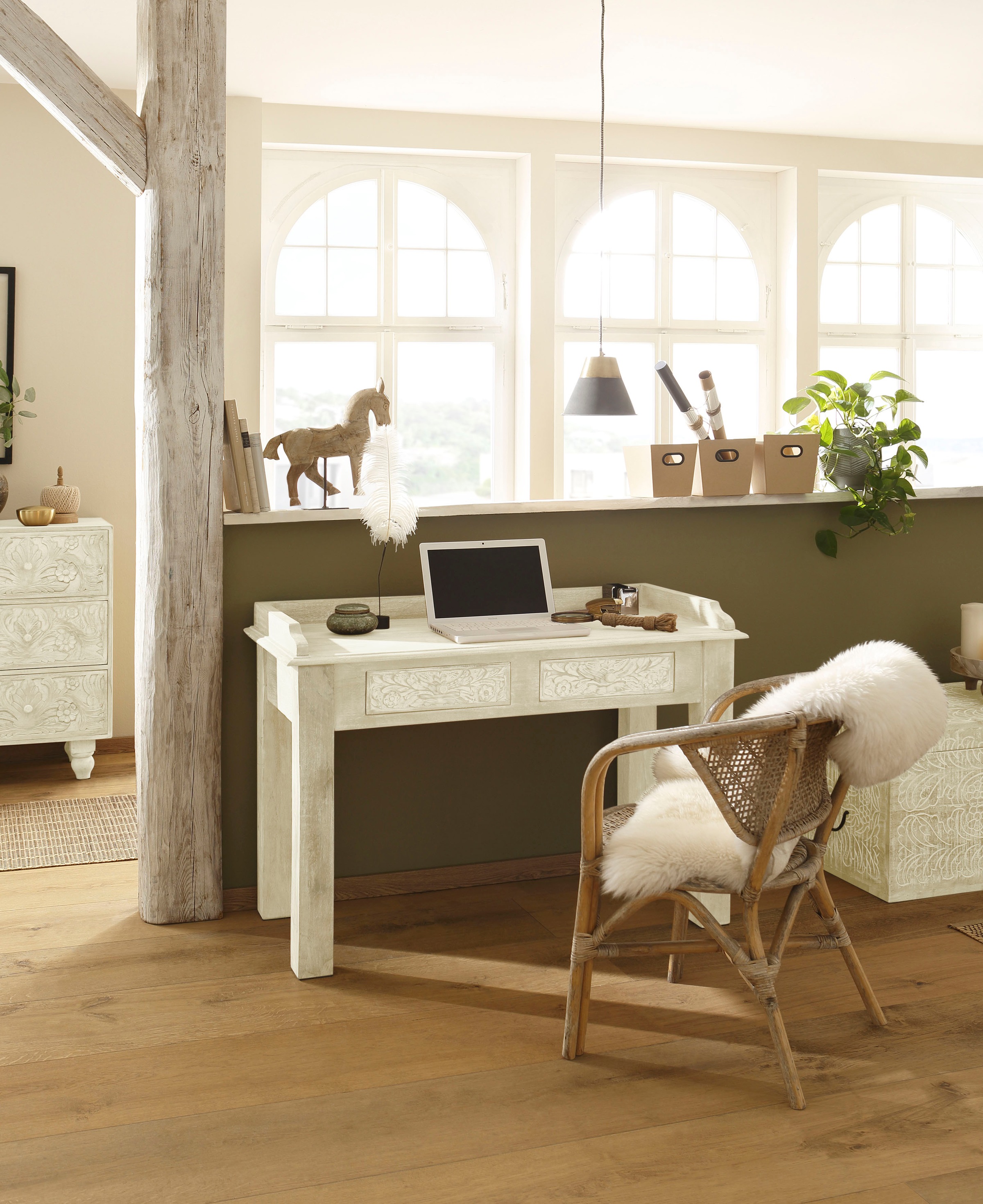 Image of Home affaire Schreibtisch »Lavin«, aus massiven, pflegeleichten Mangoholz, mit dekorativen Schnitzereien, Handgefertigt, Breite 111 cm bei Ackermann Versand Schweiz