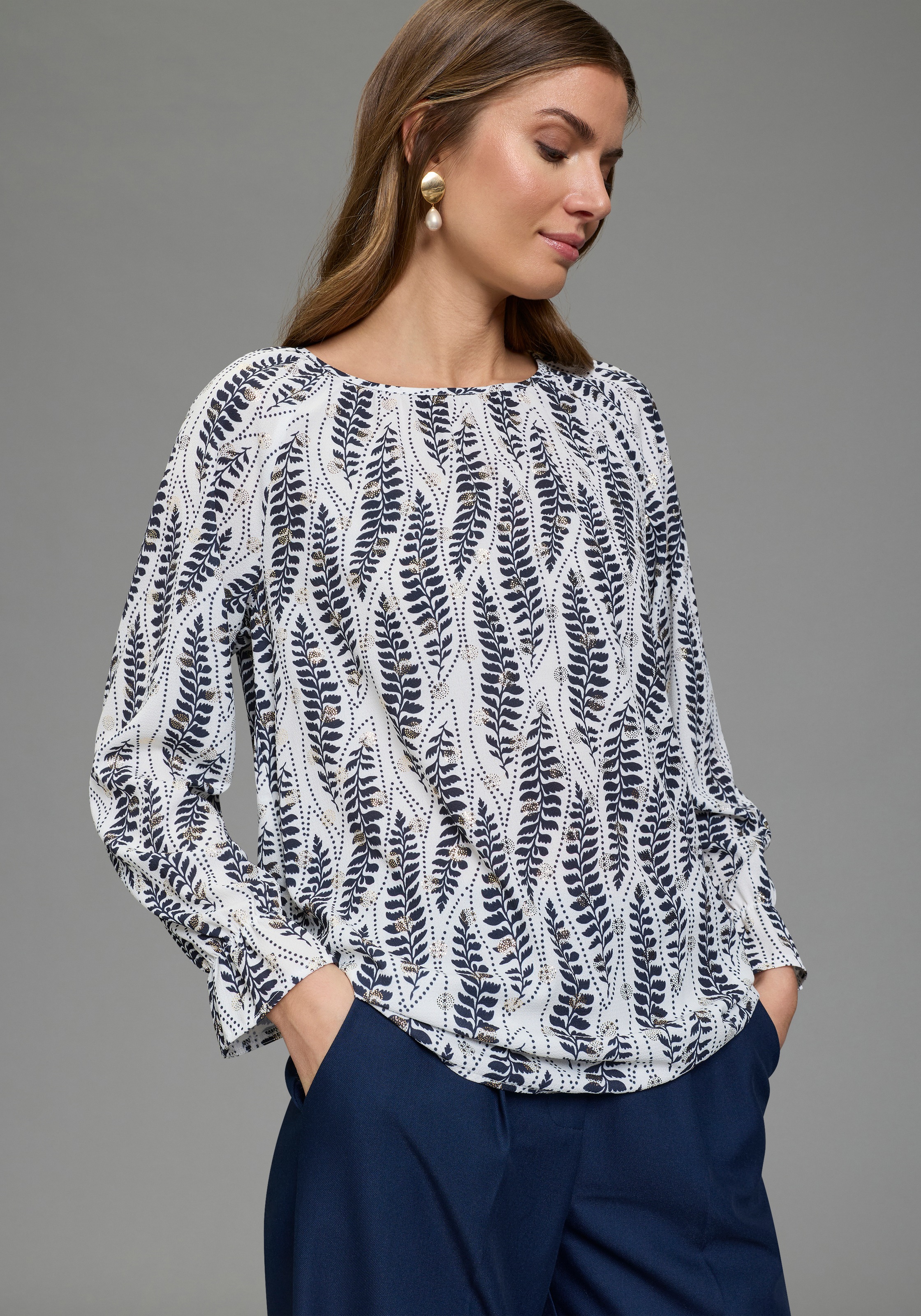 Image of Laura Scott Schlupfbluse im femininen Look, bedruckt mit kleinen, goldfarbenen Details
