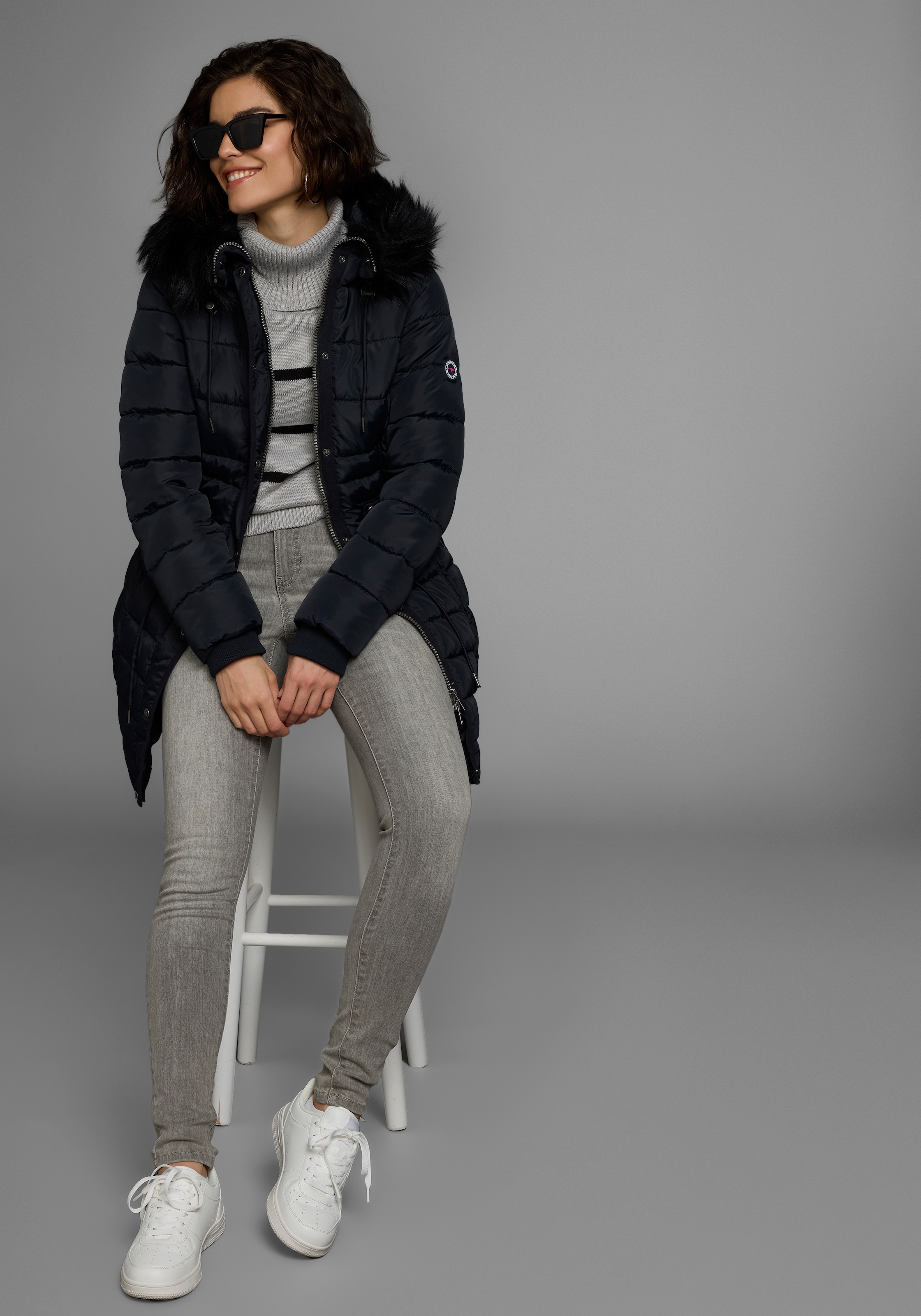 KangaROOS Steppjacke, mit Kapuze, figurbetonter Schnitt, mit Reissverschlusstaschen
