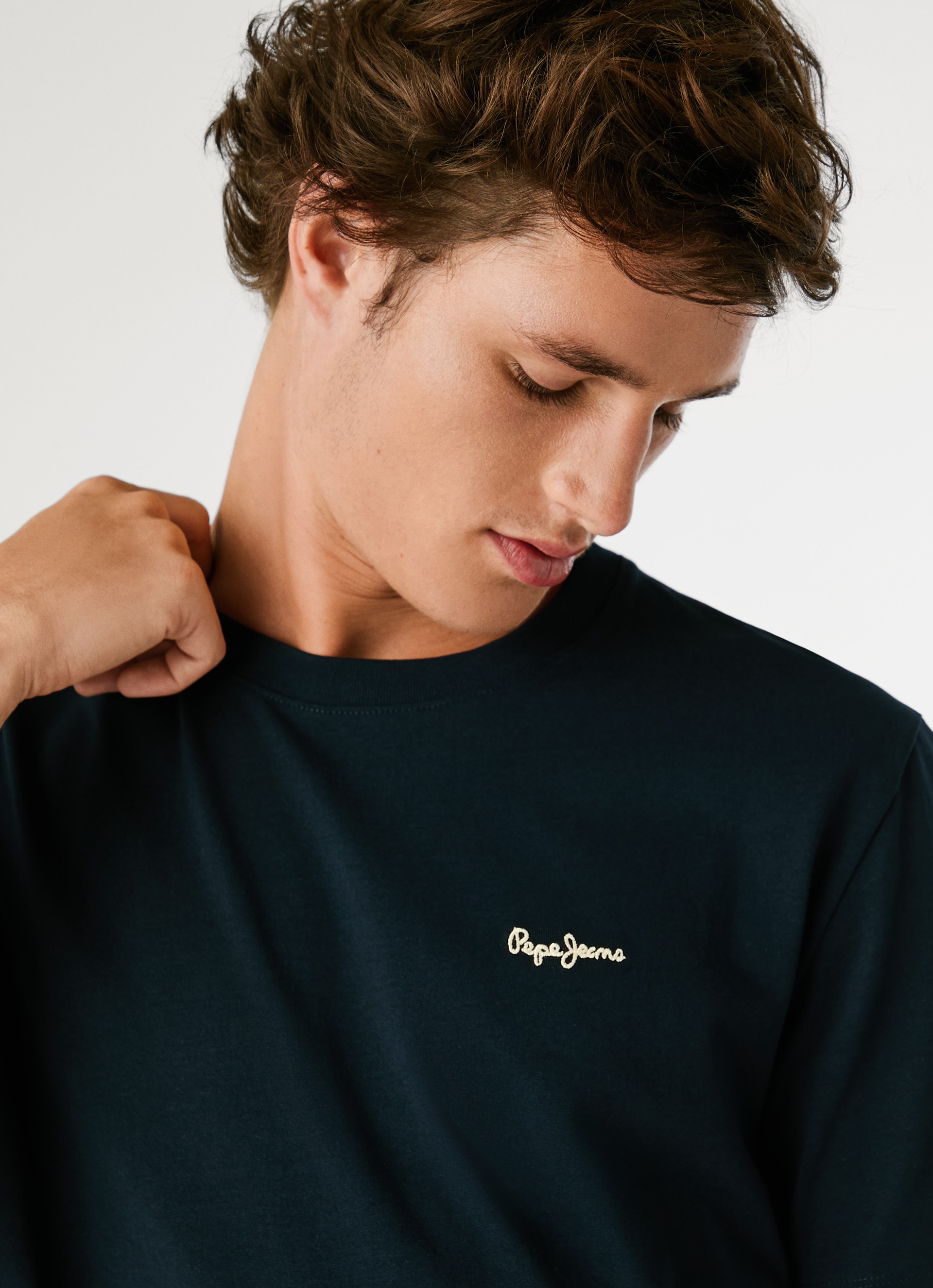 Pepe Jeans T-Shirt »CONTRAST CONNOR« mit Rundhals und gesticktem Logo