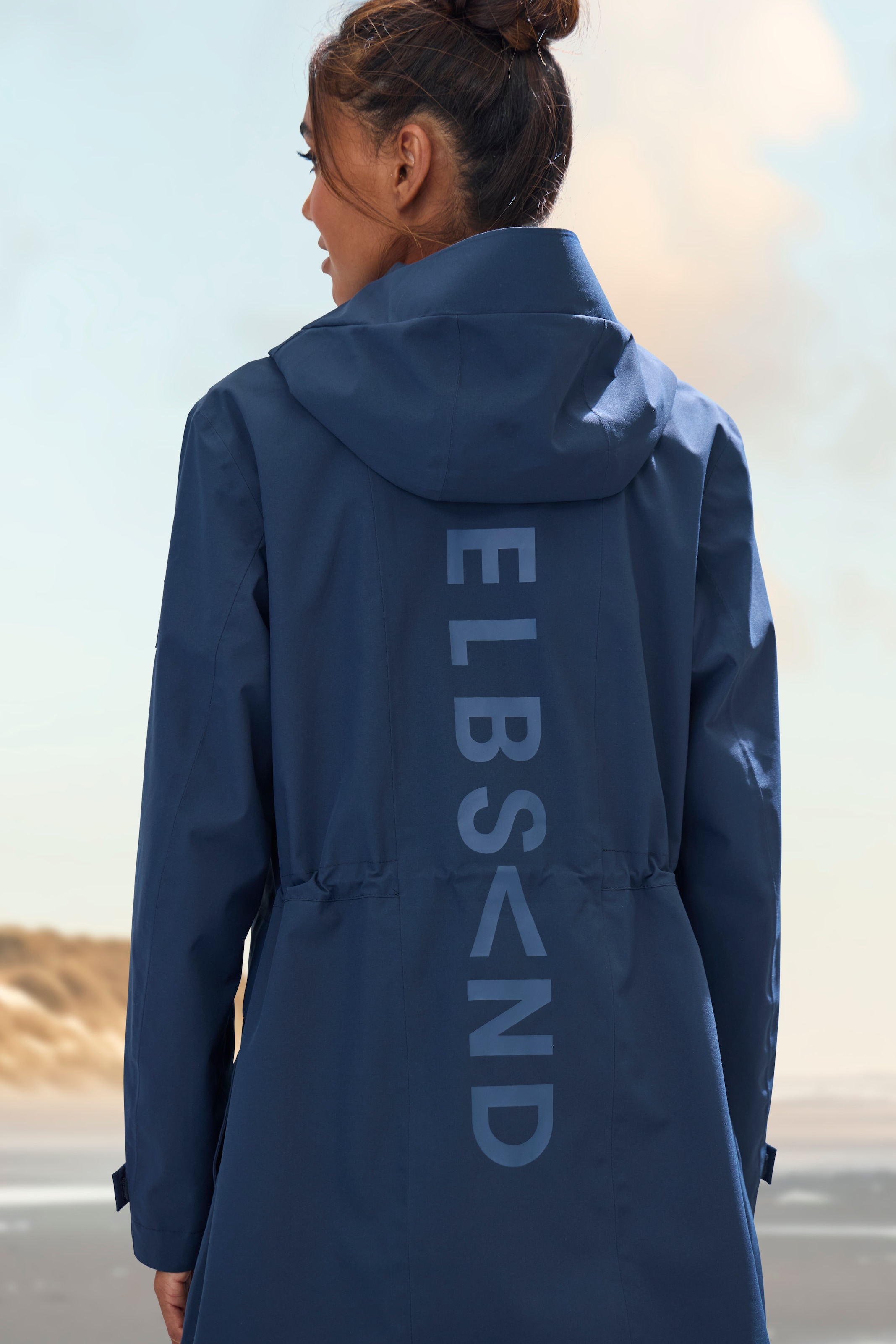 Elbsand Regenjacke, mit Kapuze, mit grossem Logoprint auf dem Rücken