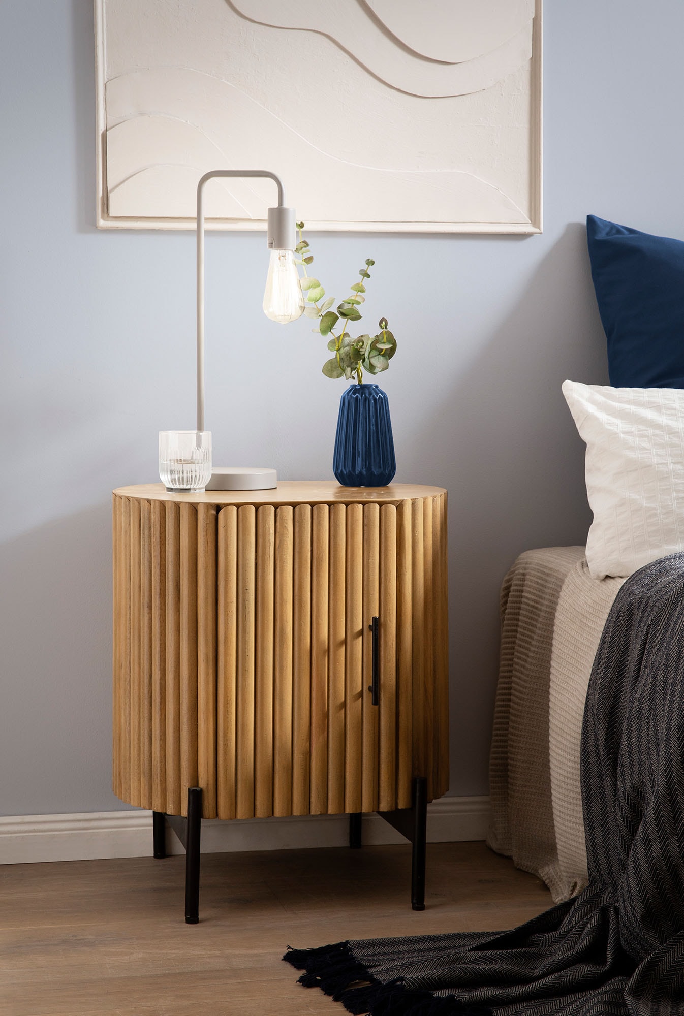 SIT Nachtkommode »Nessebar aus Mangoholz mit Lamellen-Design & Metallfüssen« 1 Stk. tlg. 1 Tür, 2 Fächer & 15 cm hohe schwarze Metallfüsse
