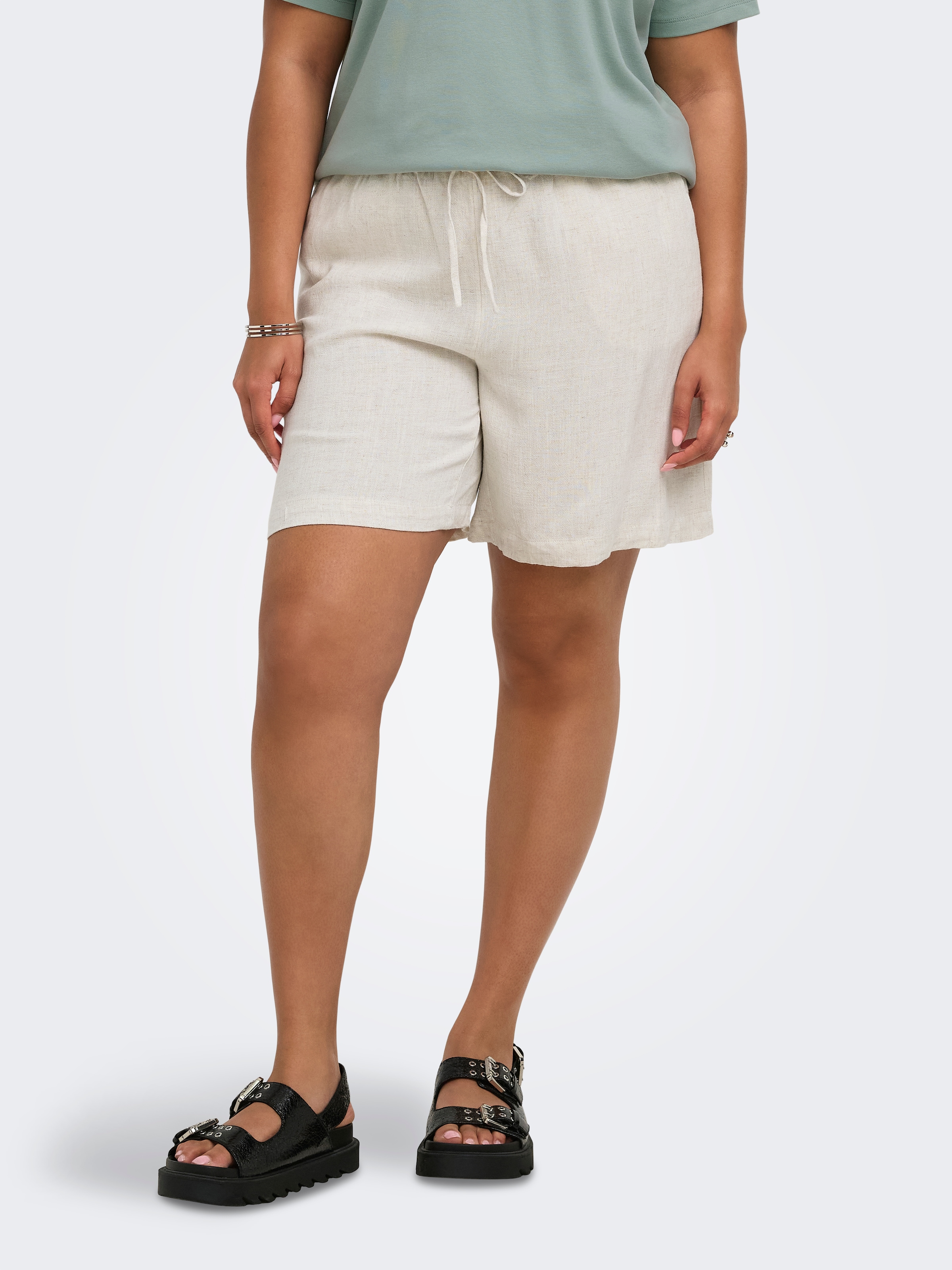 Image of ONLY CARMAKOMA Shorts "CARSIESTA MW PULL-UP LIN BL SHORTS NOOS" Viskosemischung, loose fit, Regular Waist