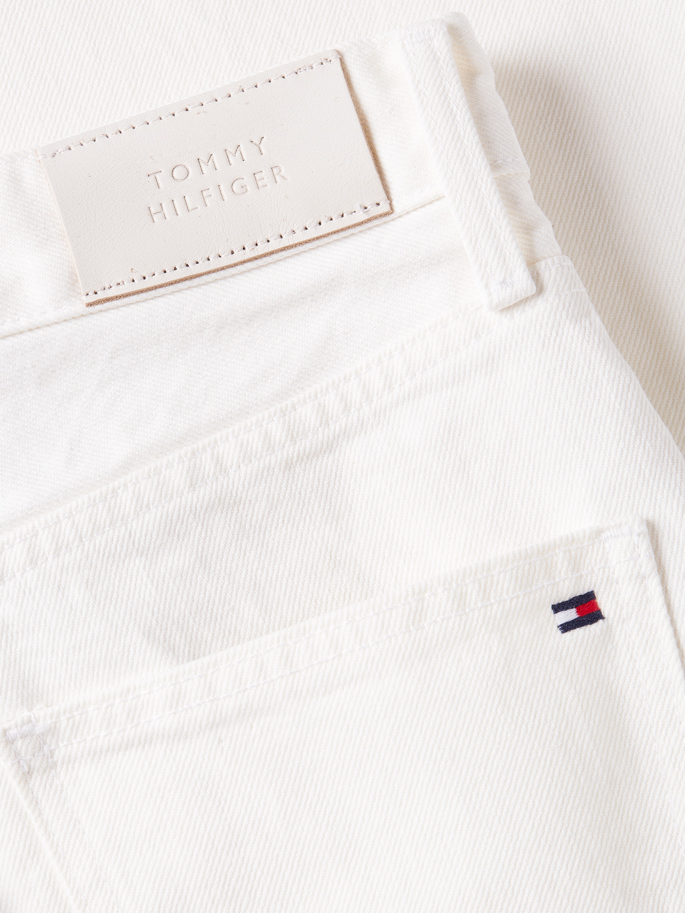 Tommy Hilfiger Bootcut-Jeans »RELAXED BOOTCUT HW ECRU«, mit Tommy Hilfiger Logo-Badge