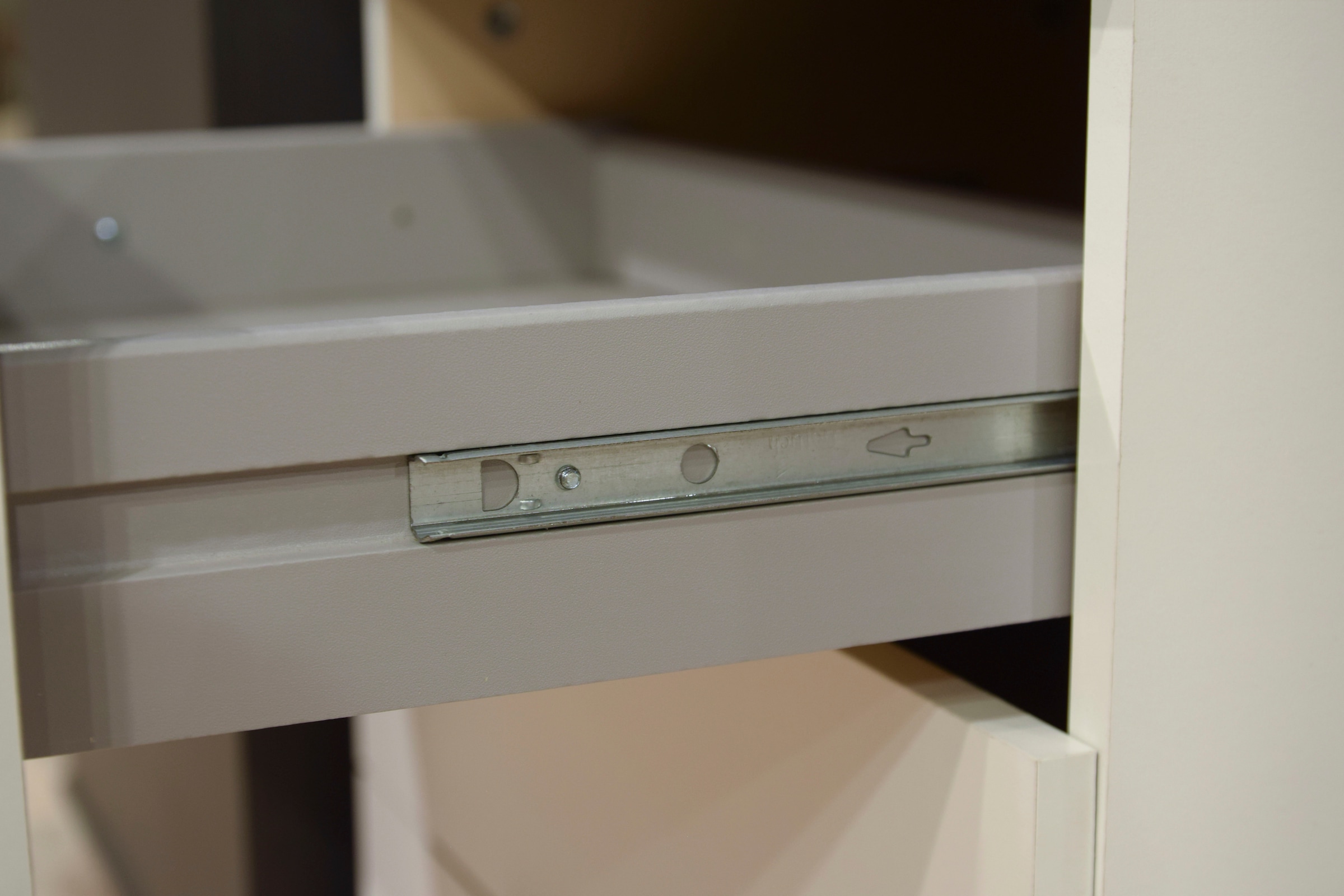 Wimex Kleiderschrank »Cottbus, in weiss oder grau modern kombiniert mit graphitfb.Schubladen«, (in 3 Grössen, schwarze Griffe, Made in Germany), mit 4 Schubladen, wahlweise mit oder ohne Spiegel