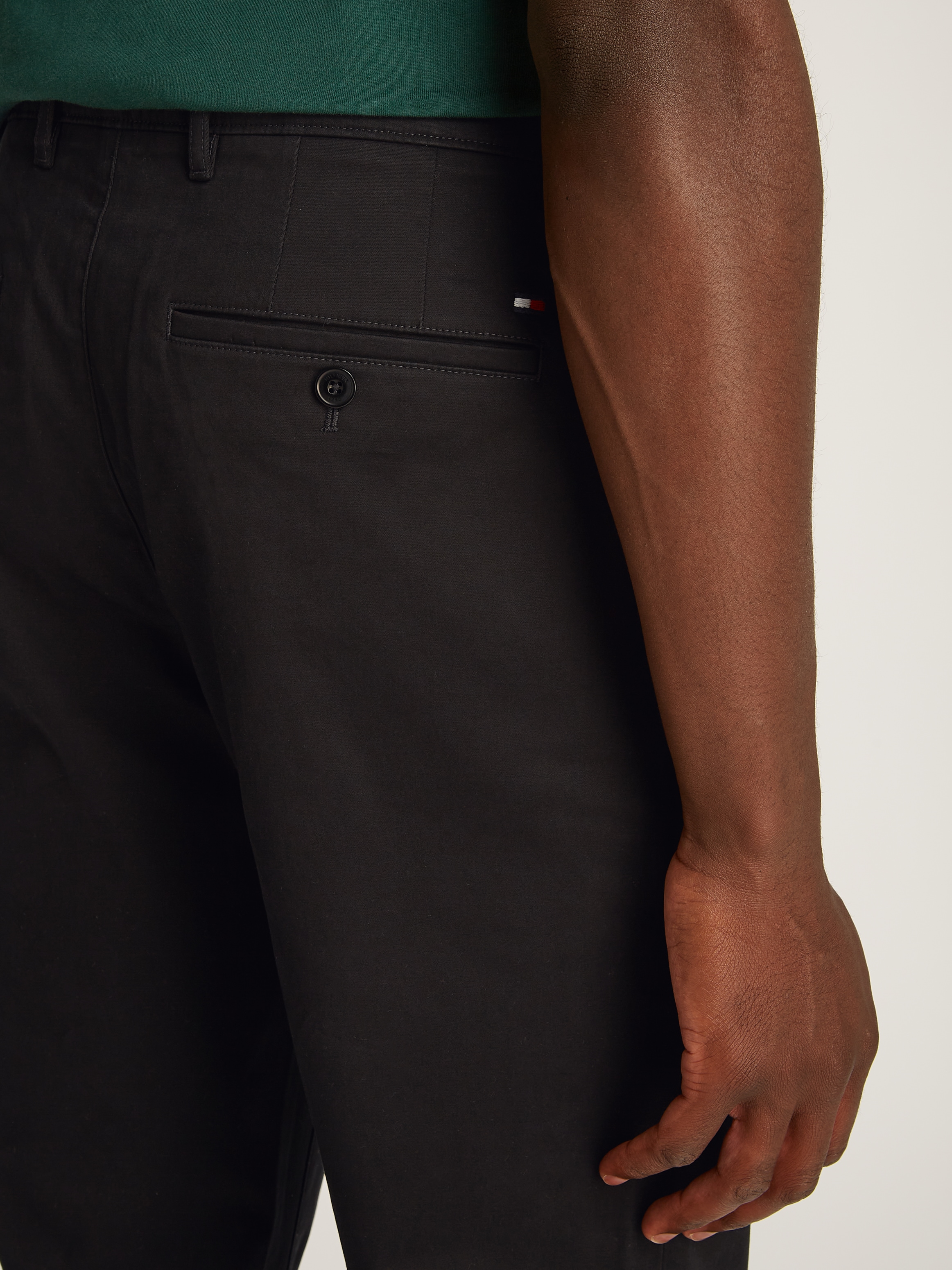 Tommy Hilfiger Chinohose »DENTON CHINO SATIN«, mit Gesässtaschen mit Knopf, Logostickerei