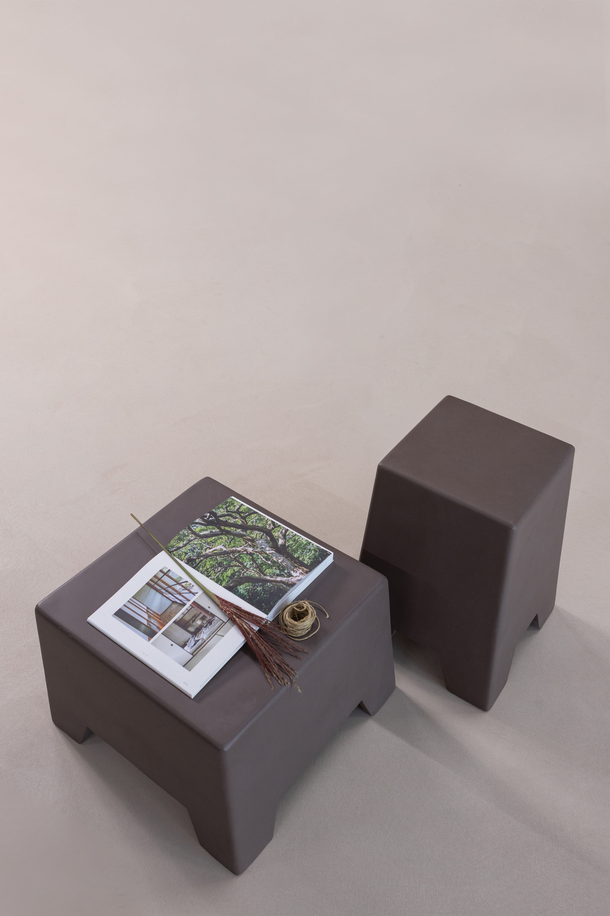 WOOOD Table d'appoint »Zina aus Fiberclay mit kompakter Form B 36 x T 36 x H 51 cm« composite fibre de verre-argile aspect béton, livré préassemblé