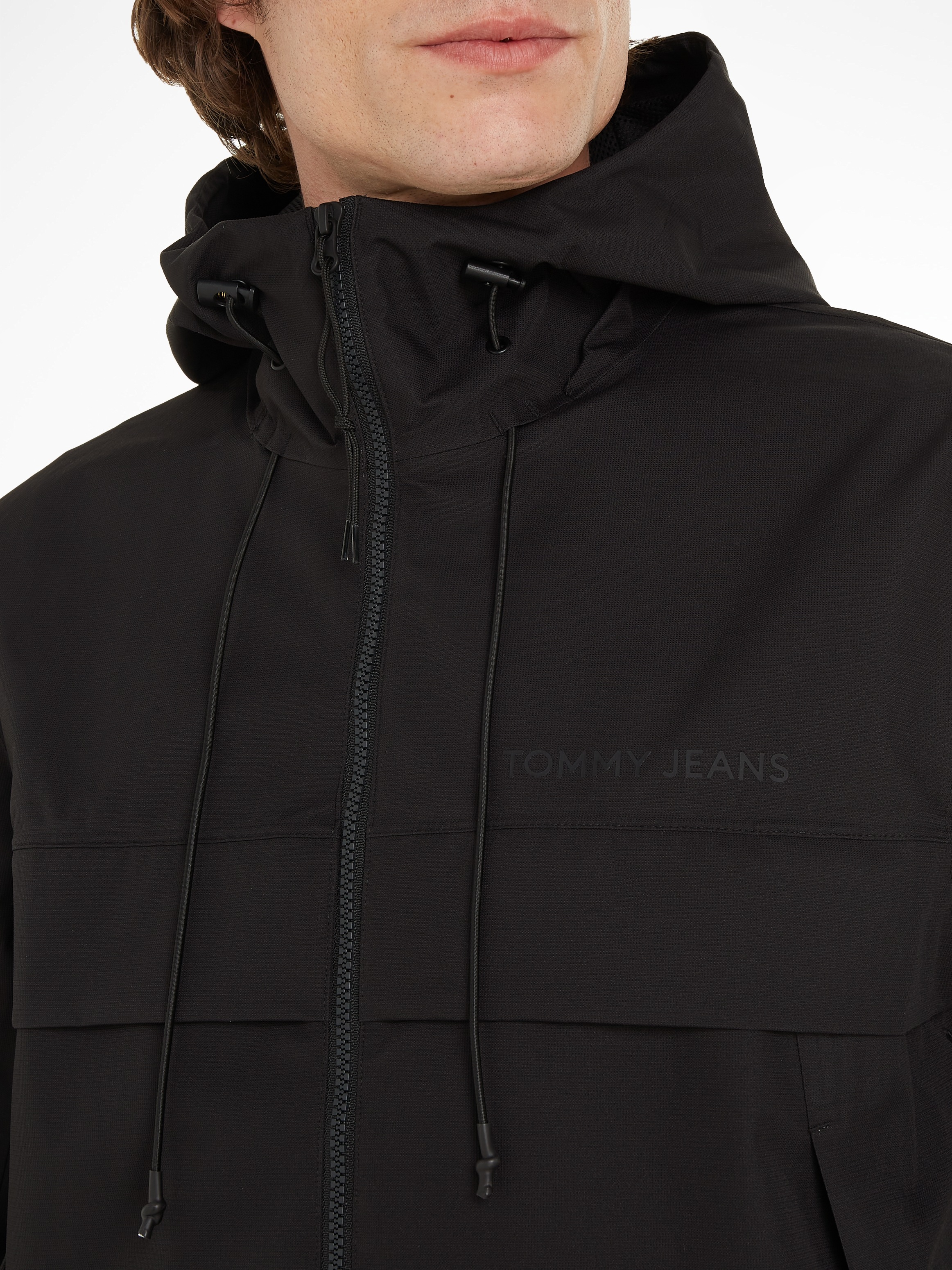 Tommy Jeans Plus Outdoorjacke »TJM TECH OUTDOOR CHICAGO EXT«, mit Kapuze, mit Logo-Schriftzug auf der Brust