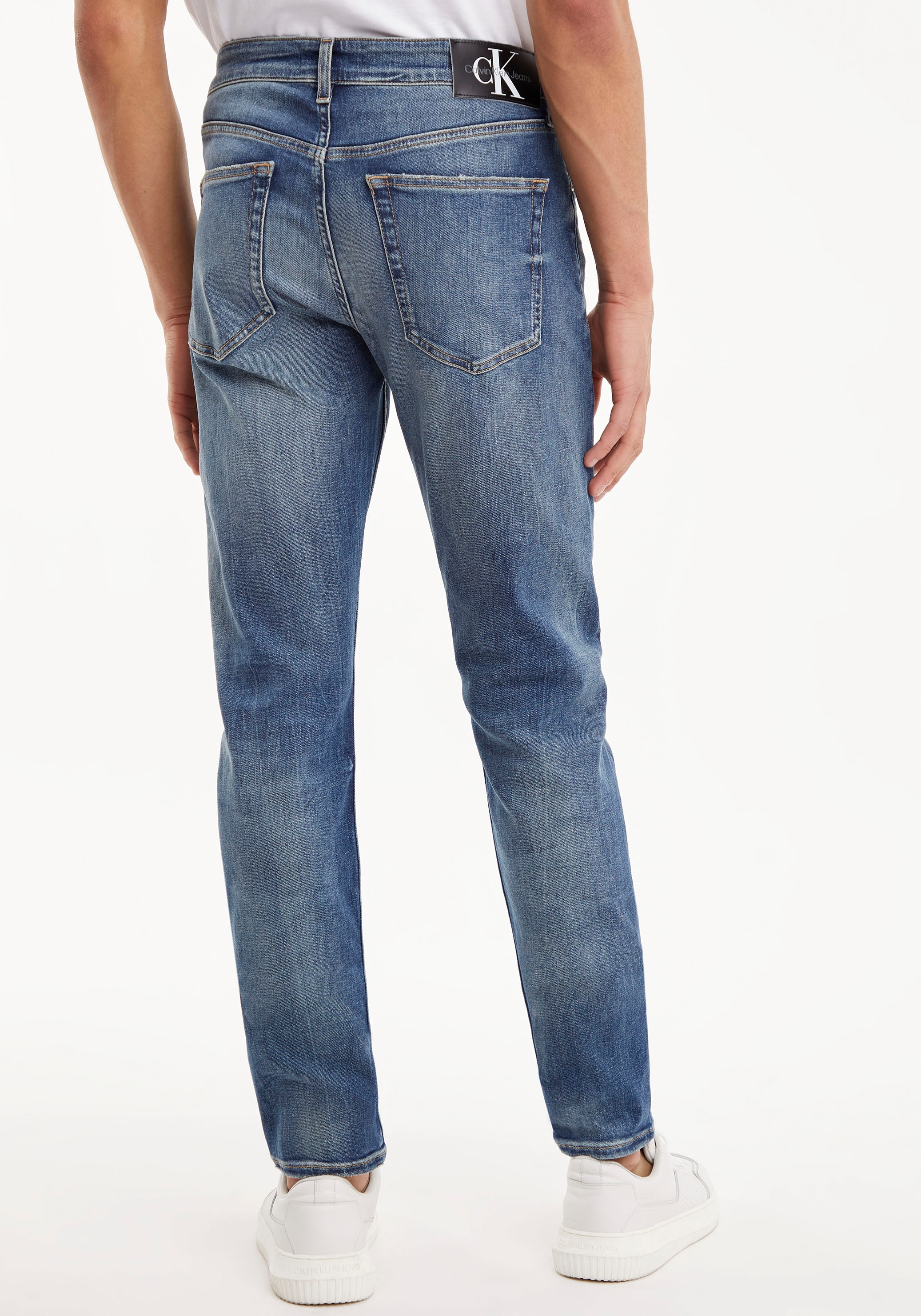Calvin Klein mit Calvin auf Badge Jeans »SLIM versandkostenfrei TAPER«, Tapered-fit-Jeans Leder- Klein