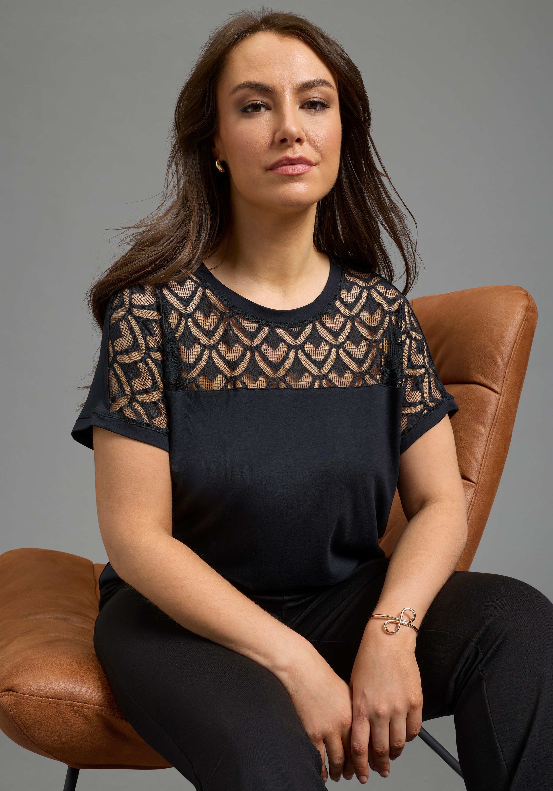 Image of Laura Scott CURVE T-Shirt "Grosse Grössen" figurumspielende Passform, mit Rundhalsausschnitt und Spitzendetails