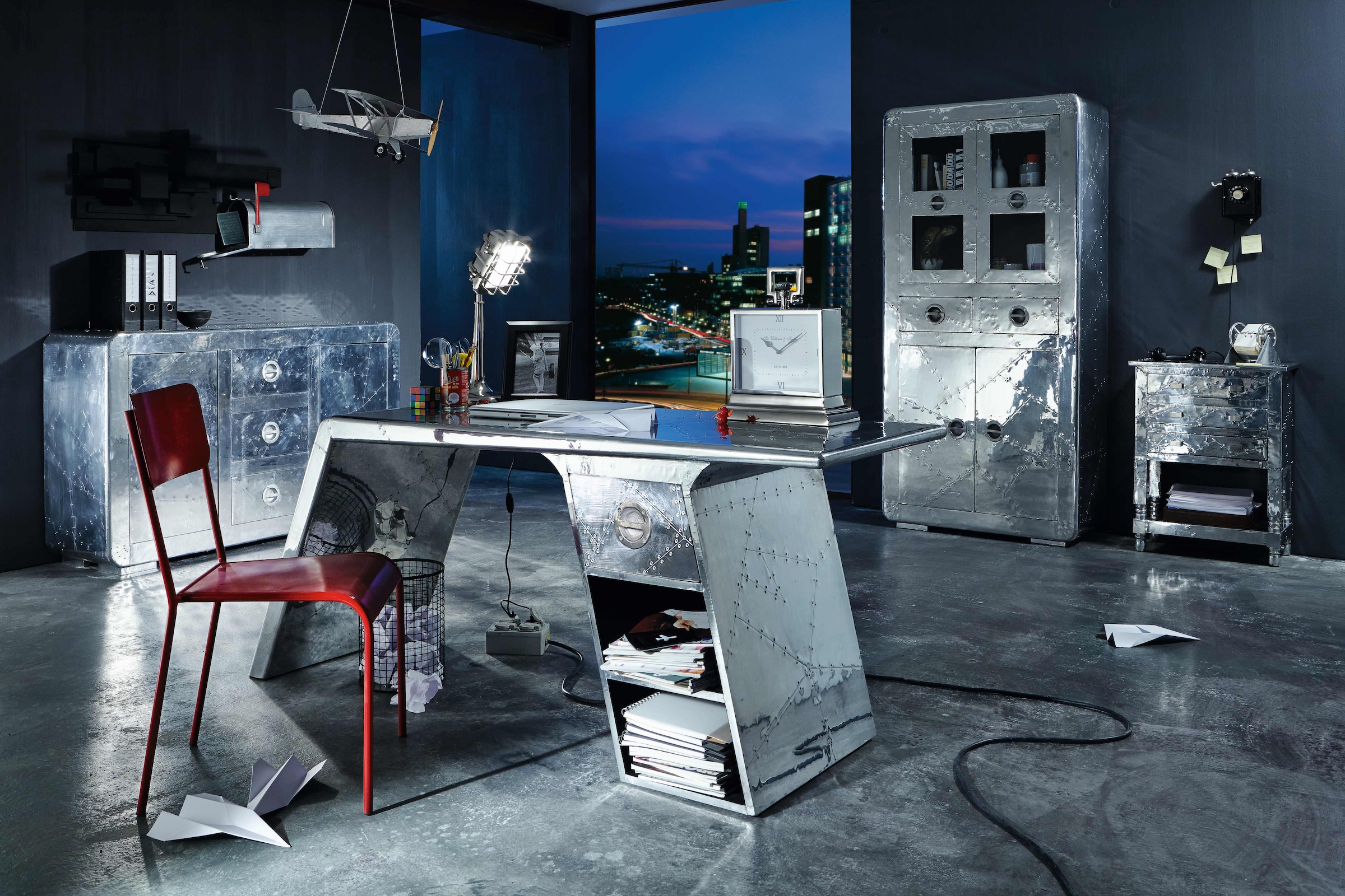 SIT Vitrine »Pushkar aus Mangoholz mit 4 Türen & 2 Schubladen« Futuristischer Aluminium-Look mit dekorativen Zierschrauben