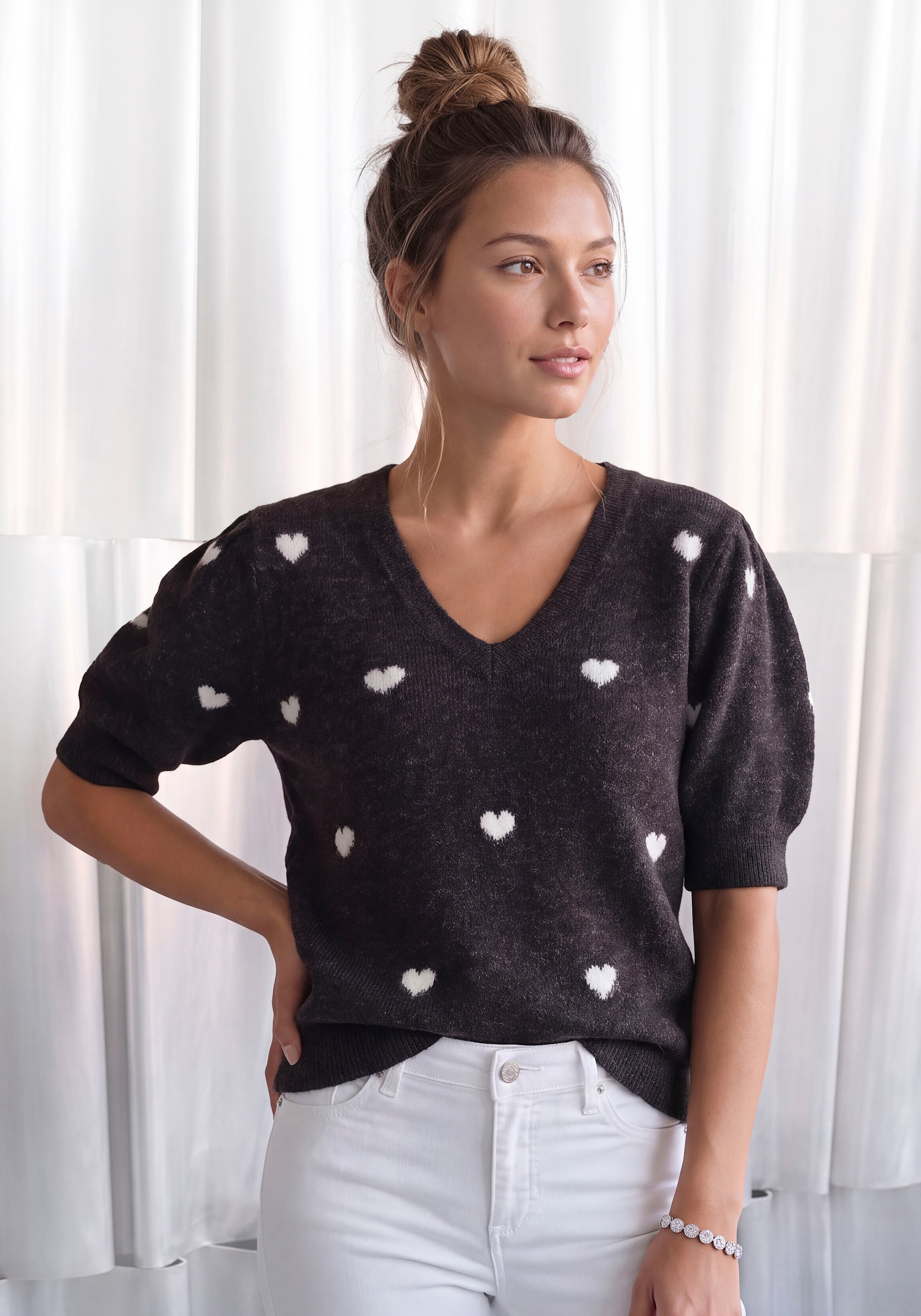 Image of LASCANA Kurzarmpullover "mit Herzmuster, V-Pullover mit kurzen Puffärmeln" Kuscheliger Strickpullover mit Herzen, Jacquardpullover mit Herzmuster