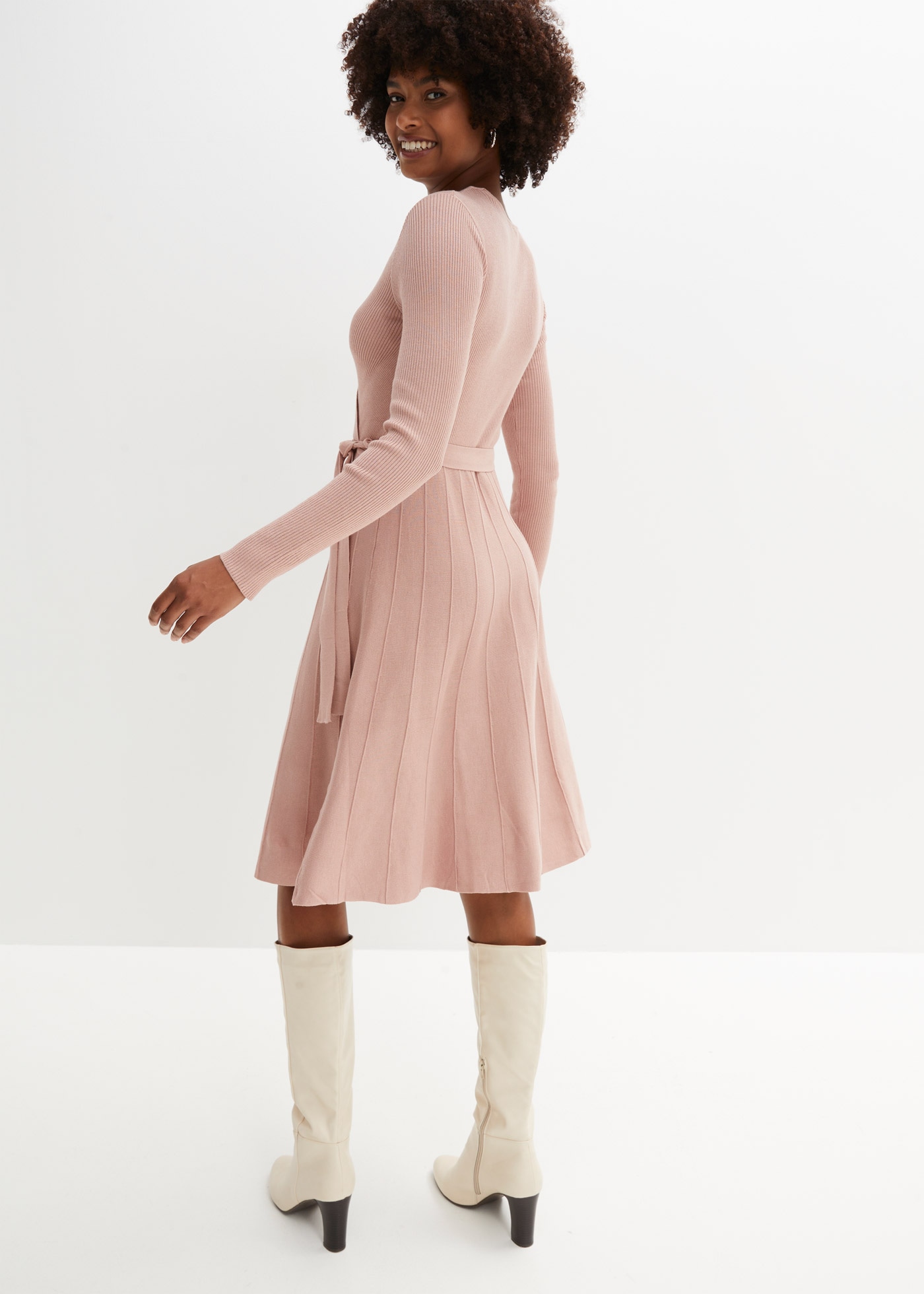 bonprix Strickkleid aus Viskose und Polyamid, ausgestellte Passform, eleganter Stil