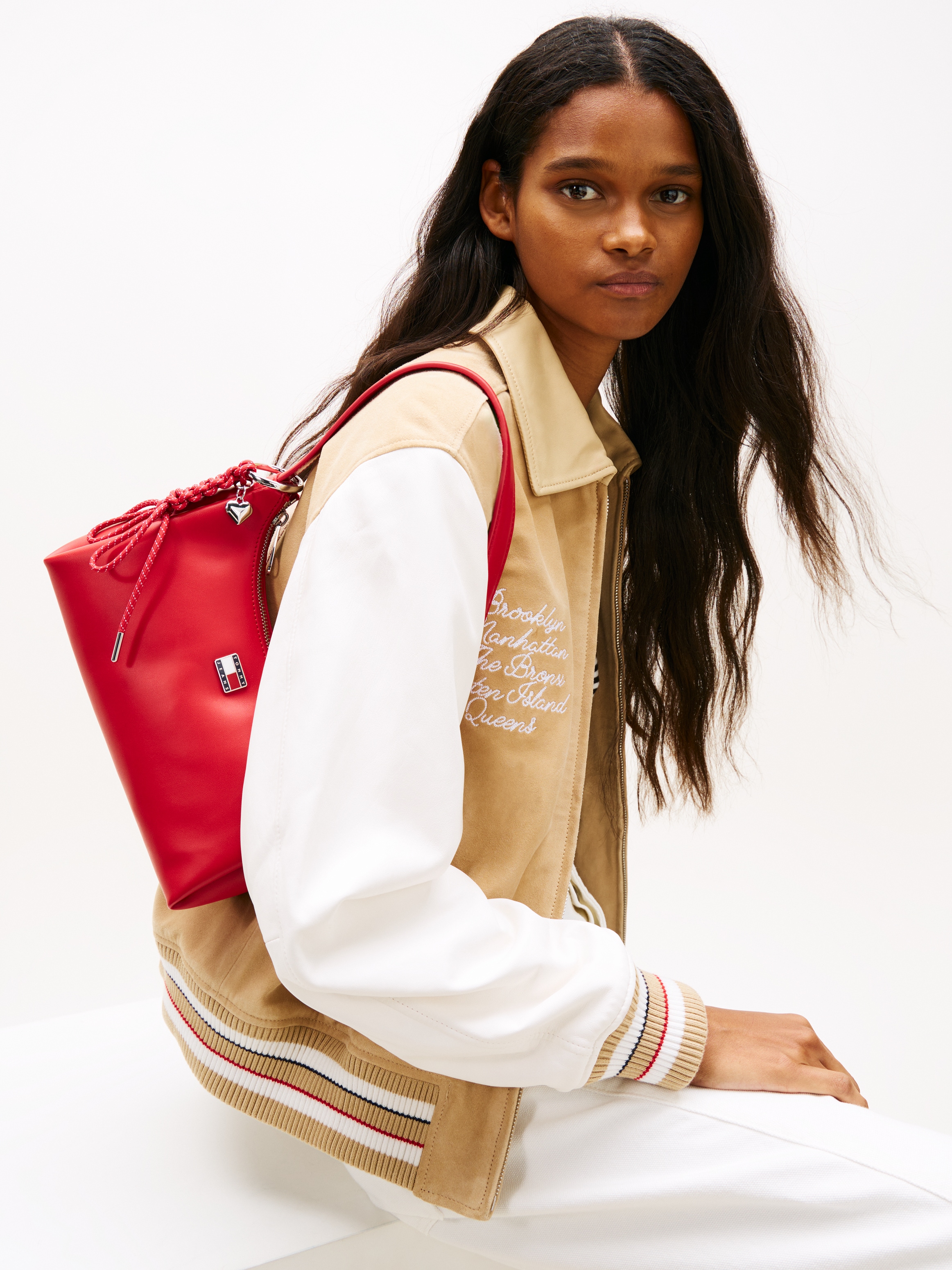 Tommy Jeans Sac à bandoulière »TJW CITY CHARM SHOULDER BAG« Sac à épaule femme, sac à main avec élément décoratif coloré