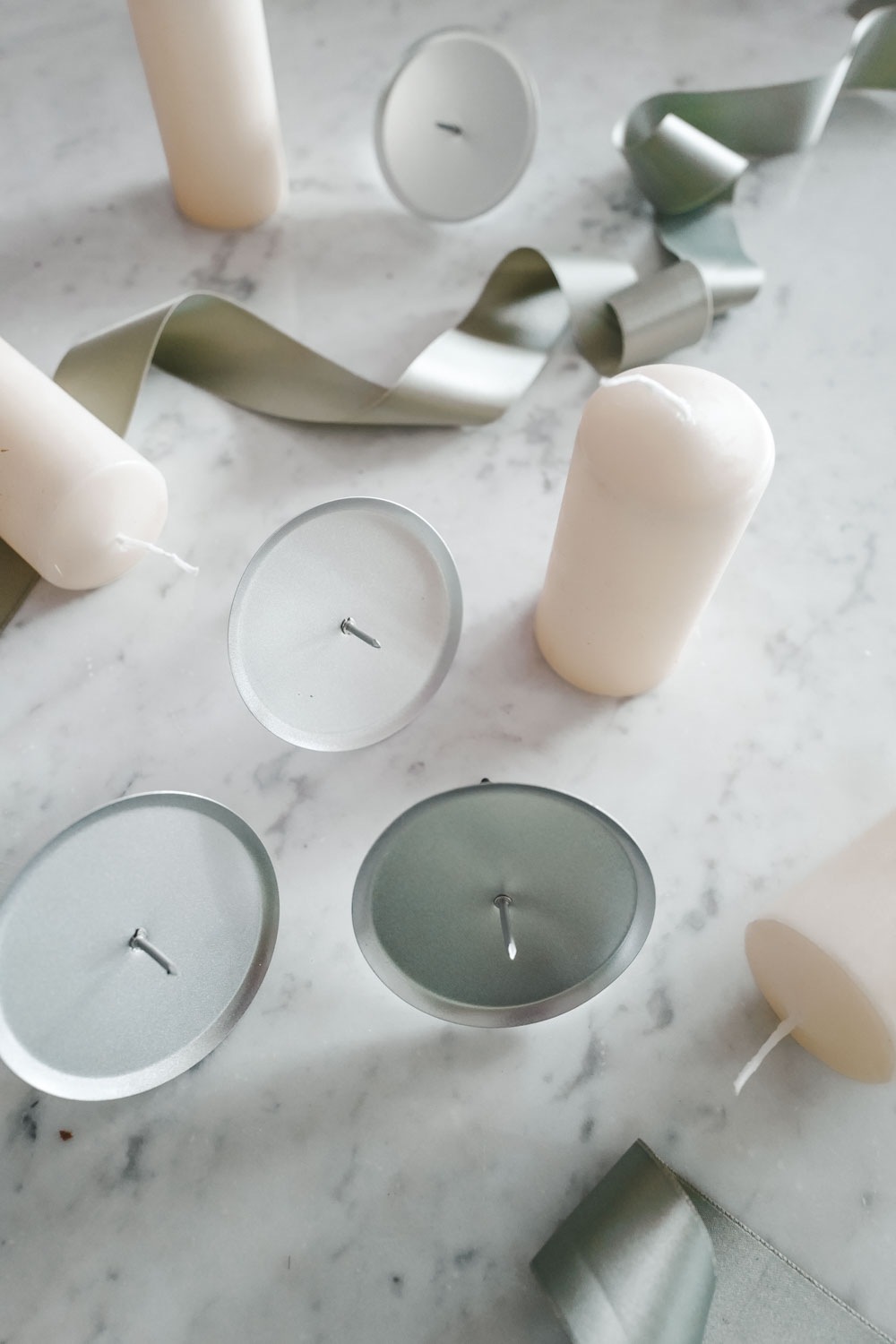 Image of We are Flowergirls Stumpenkerze, (Set, 8 tlg.), 4 Stk Kerzen mit Kerzenteller in Silberfarben bei Ackermann Versand Schweiz