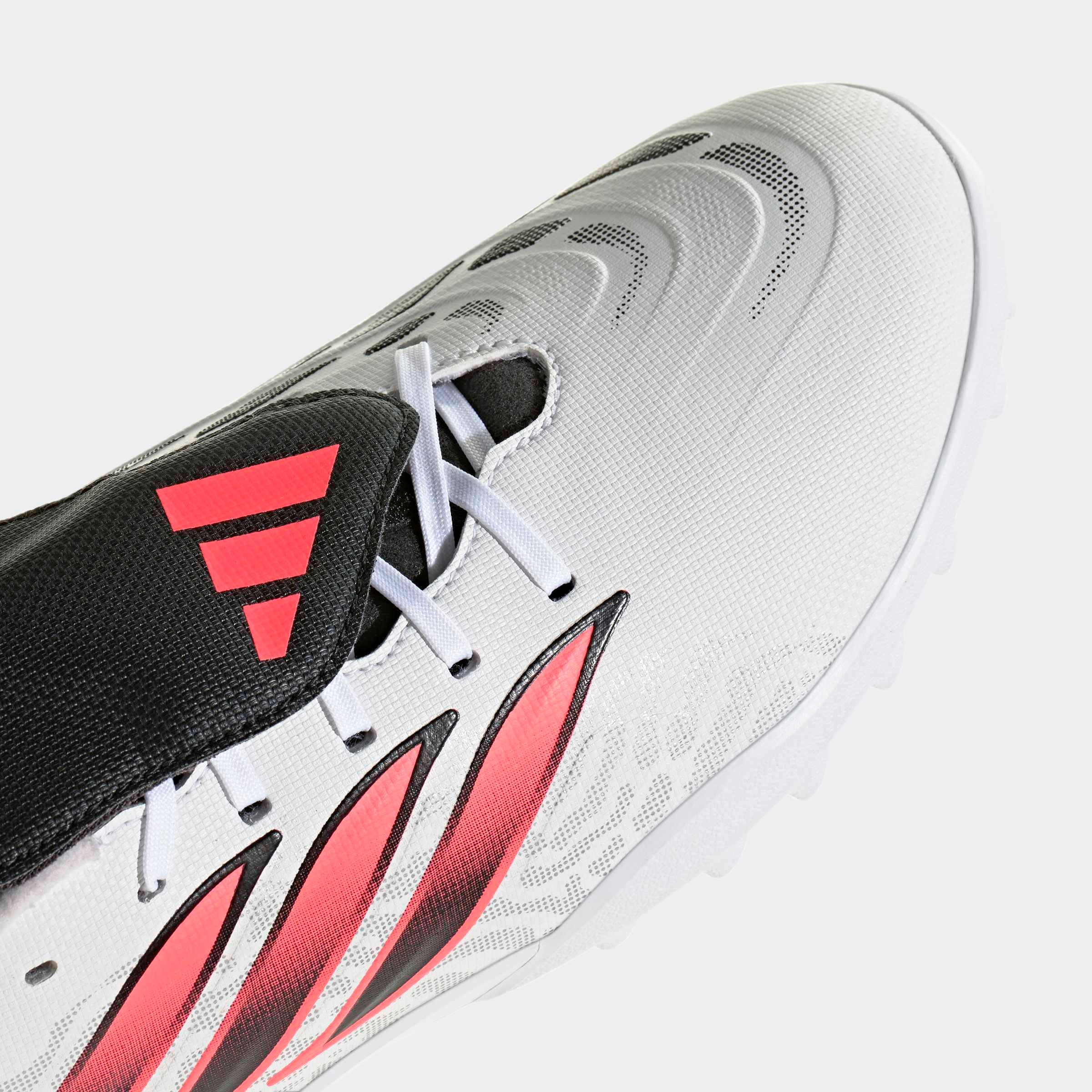 adidas Performance Chaussure de football »PREDATOR CLUB , HYBRIDRASEN, UMSCHLAGBARE ZUNGE«  pour terrains synthétiques durs