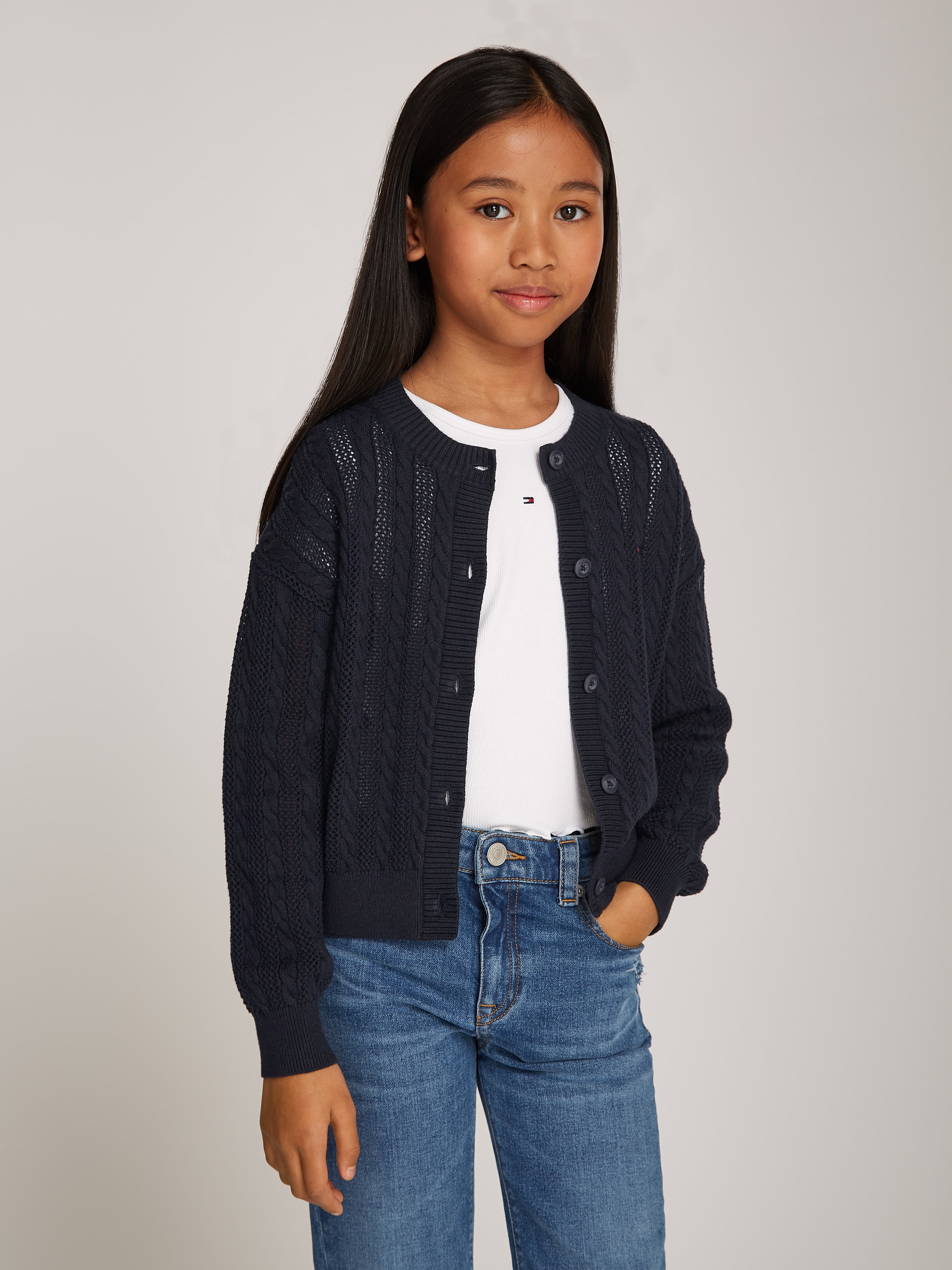 Tommy Hilfiger Strickjacke »ESSENTIAL CABLE REGULAR CARDIGAN«, Kinder bis 16 Jahre mit Logostickerei