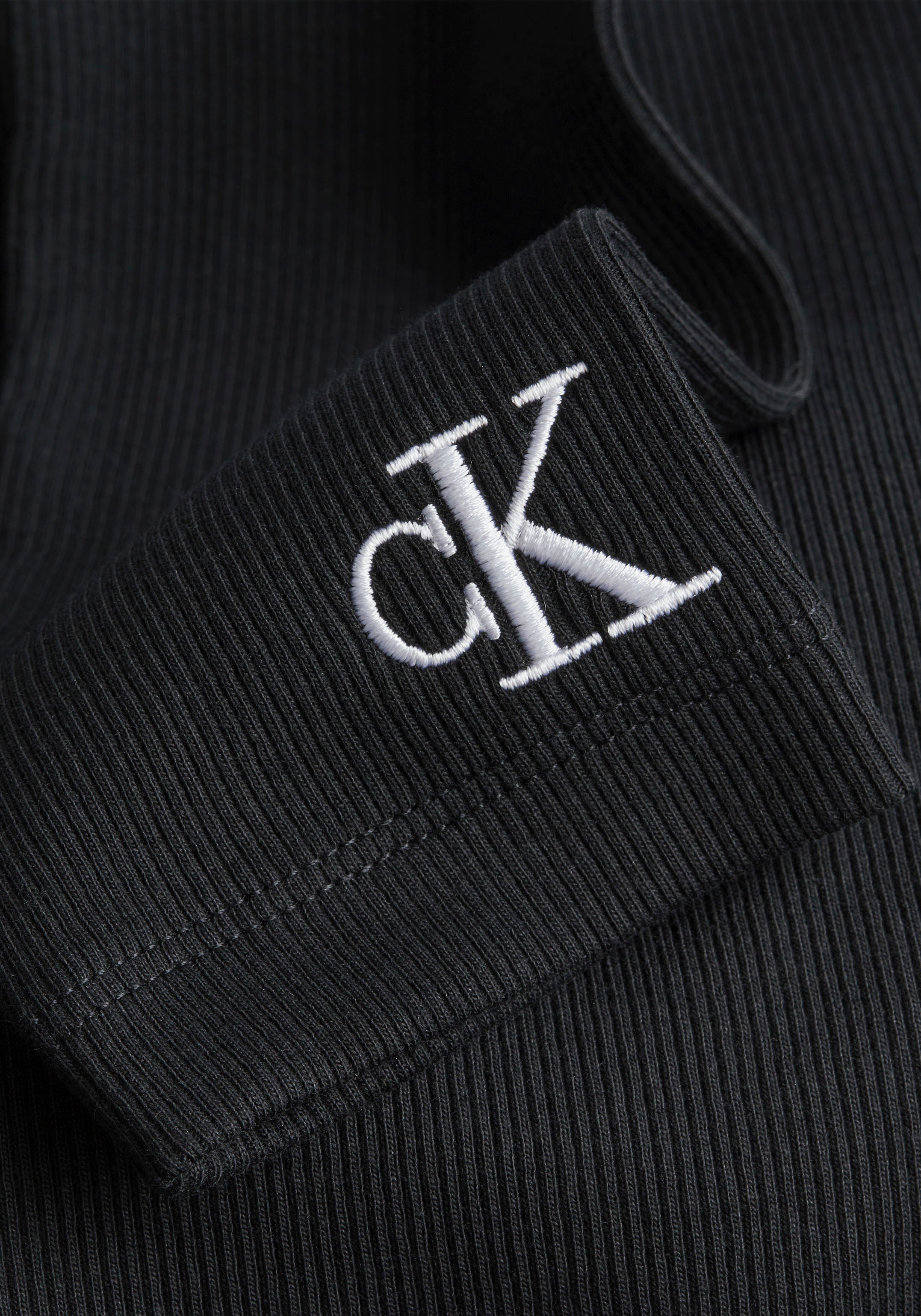 ♕ Calvin Klein Jeans RIB versandkostenfrei Jeans »SQUARE Monogramm-Stickerei auf Jerseykleid mit DRESS«, NECK Klein Calvin