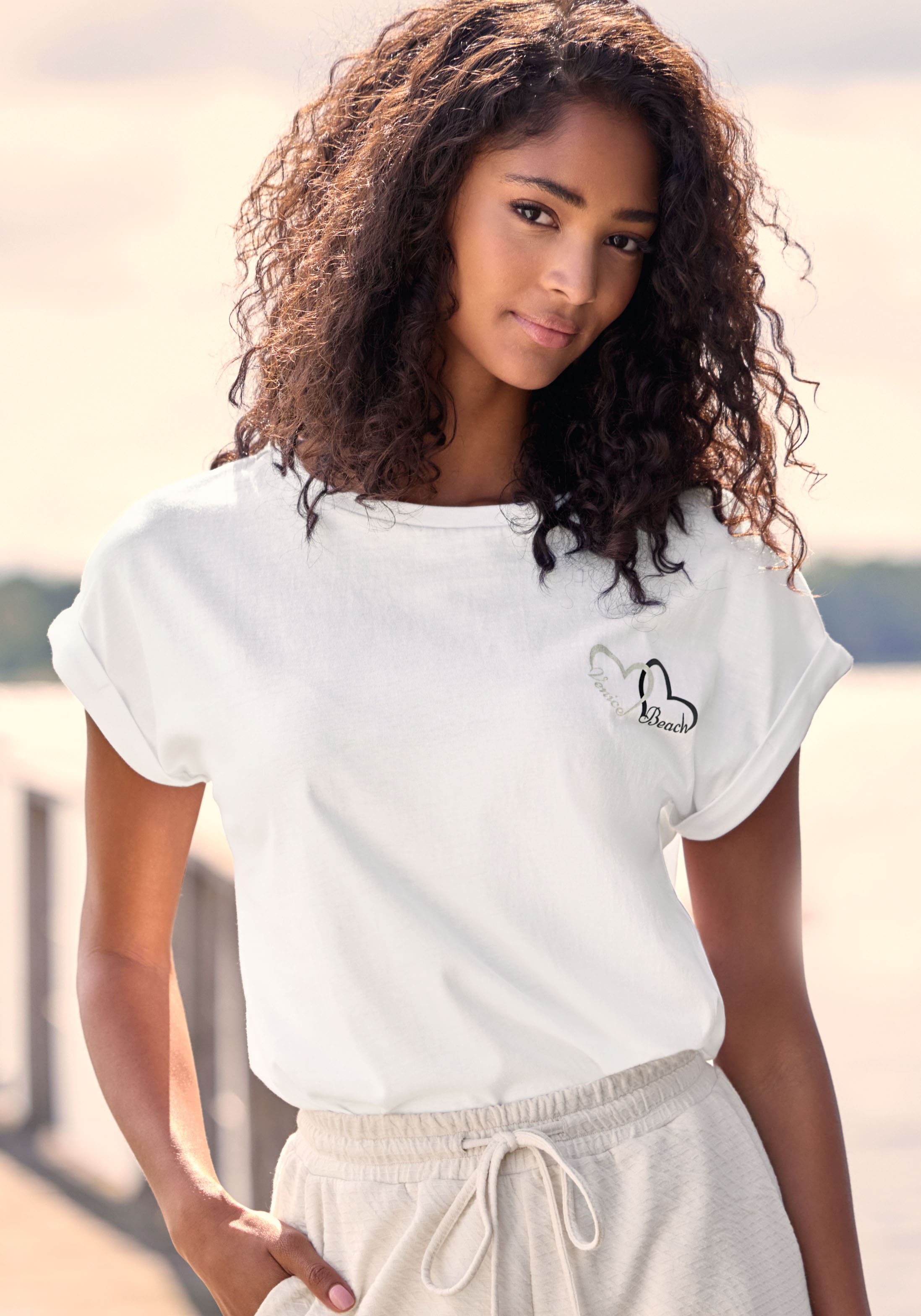 Venice Beach Kurzarmshirt »mit dezentem Herzdruck und Ärmelaufschlag« Rundhalsshirt mit Frontprint, T-Shirt aus Baumwolle, lockere Passform