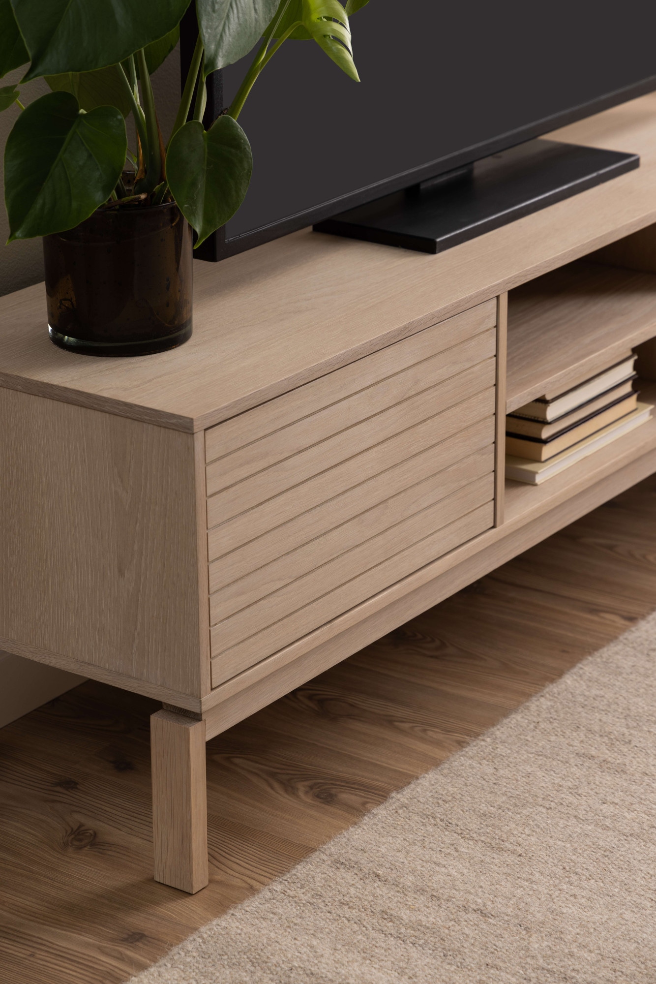 ACTONA GROUP »Linley TV-Tisch, Lowboard, Fernsehtisch,« Eichenfurnier, 2 Türen, 2 Einlegeböden, Lamellenfront, B: 160cm