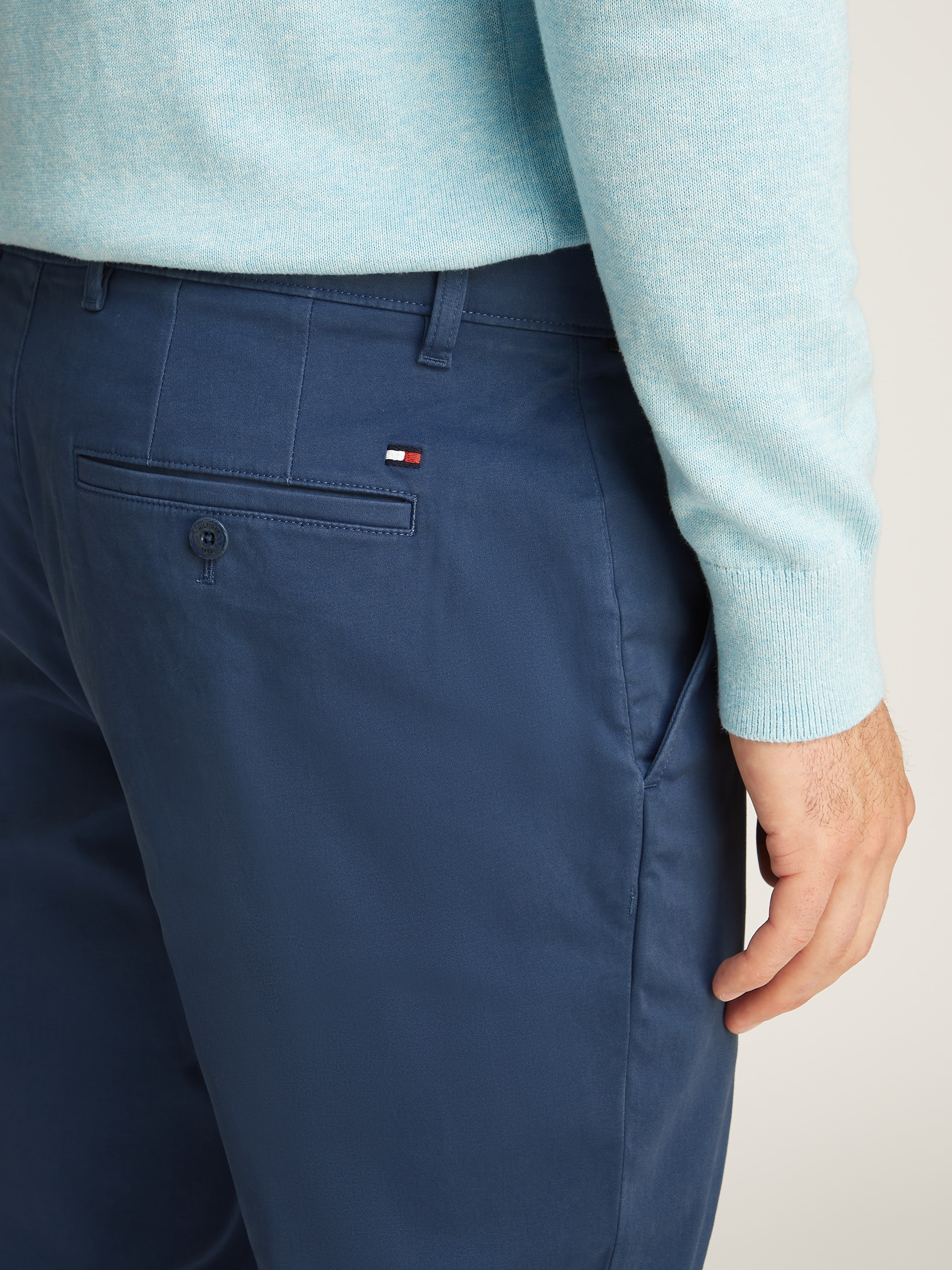 Tommy Hilfiger Chinohose »DENTON CHINO SATIN«, mit Gesässtaschen mit Knopf, Logostickerei