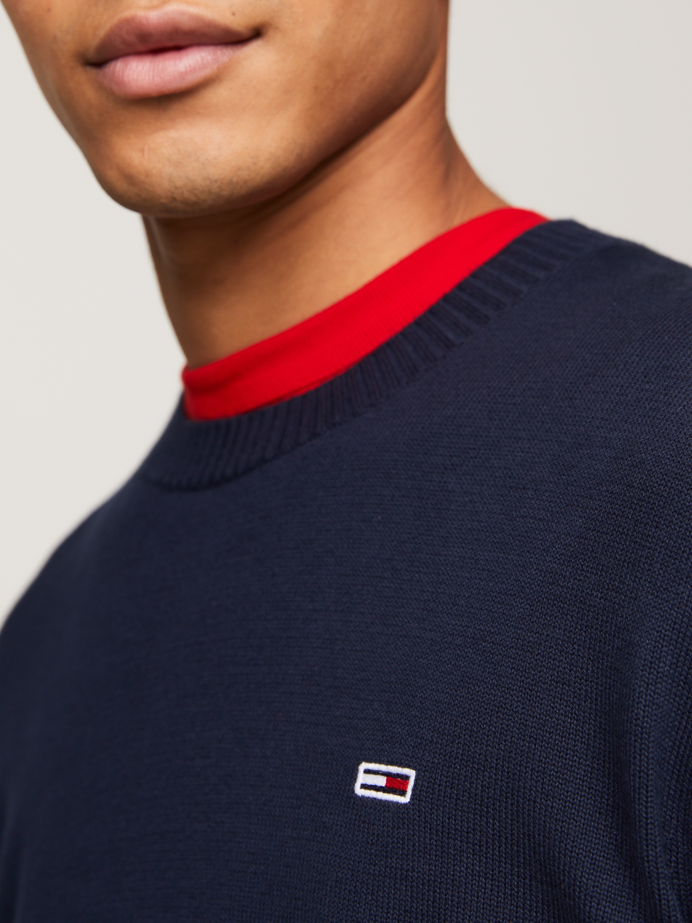 Tommy Jeans Rundhalspullover »TJM SLIM ESSENTIAL LIGHT SWEATER«, mit Flag-Patch