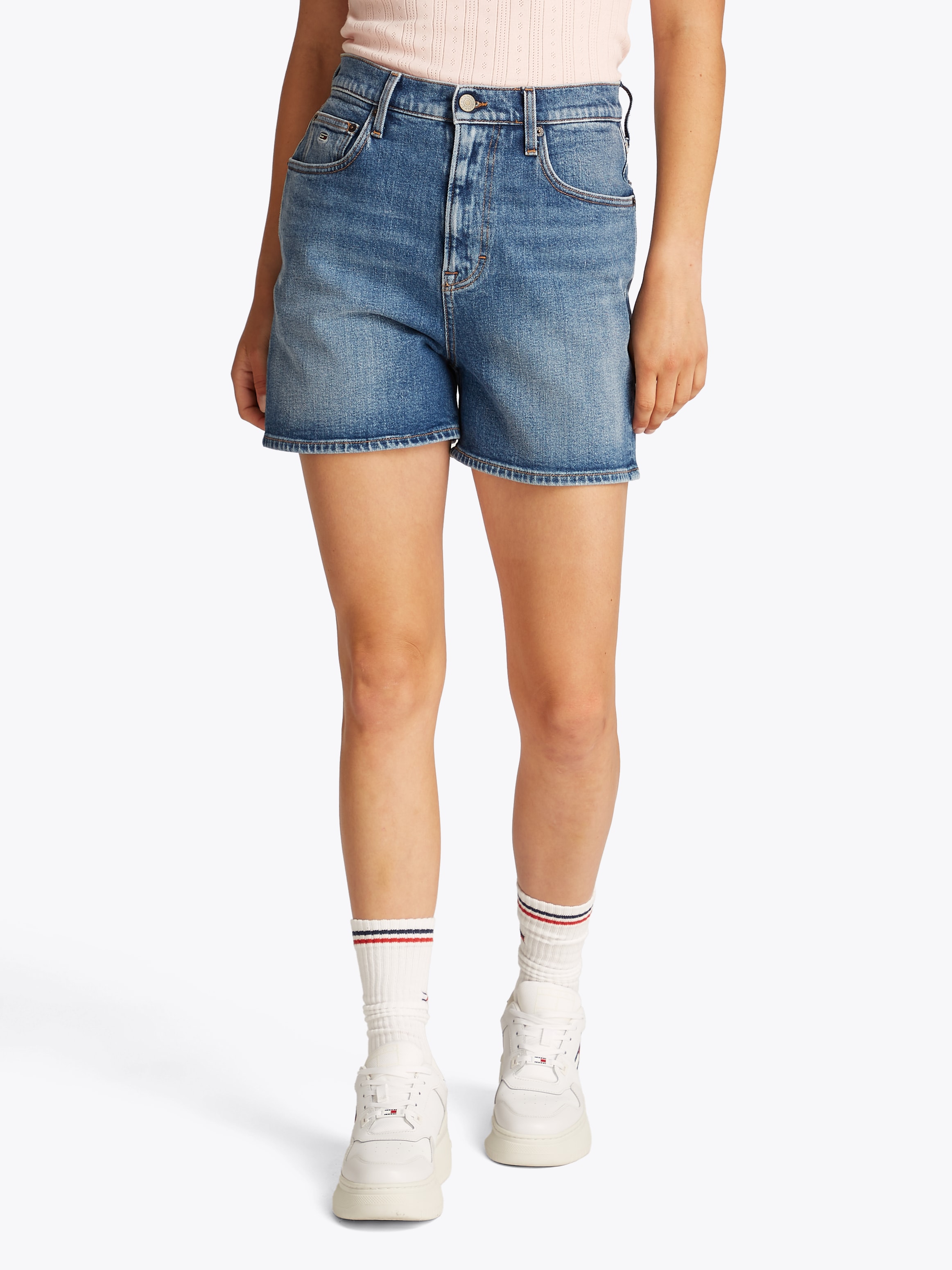 TOMMY JEANS Shorts »MOM SHORT BI0134«, mit Logo-Badge, in blauer Waschung